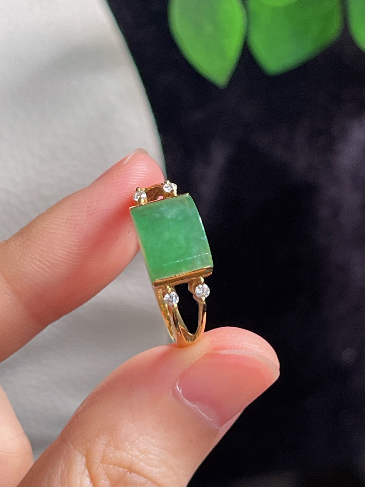 18k金翡翠冰糯种浅绿色戒指