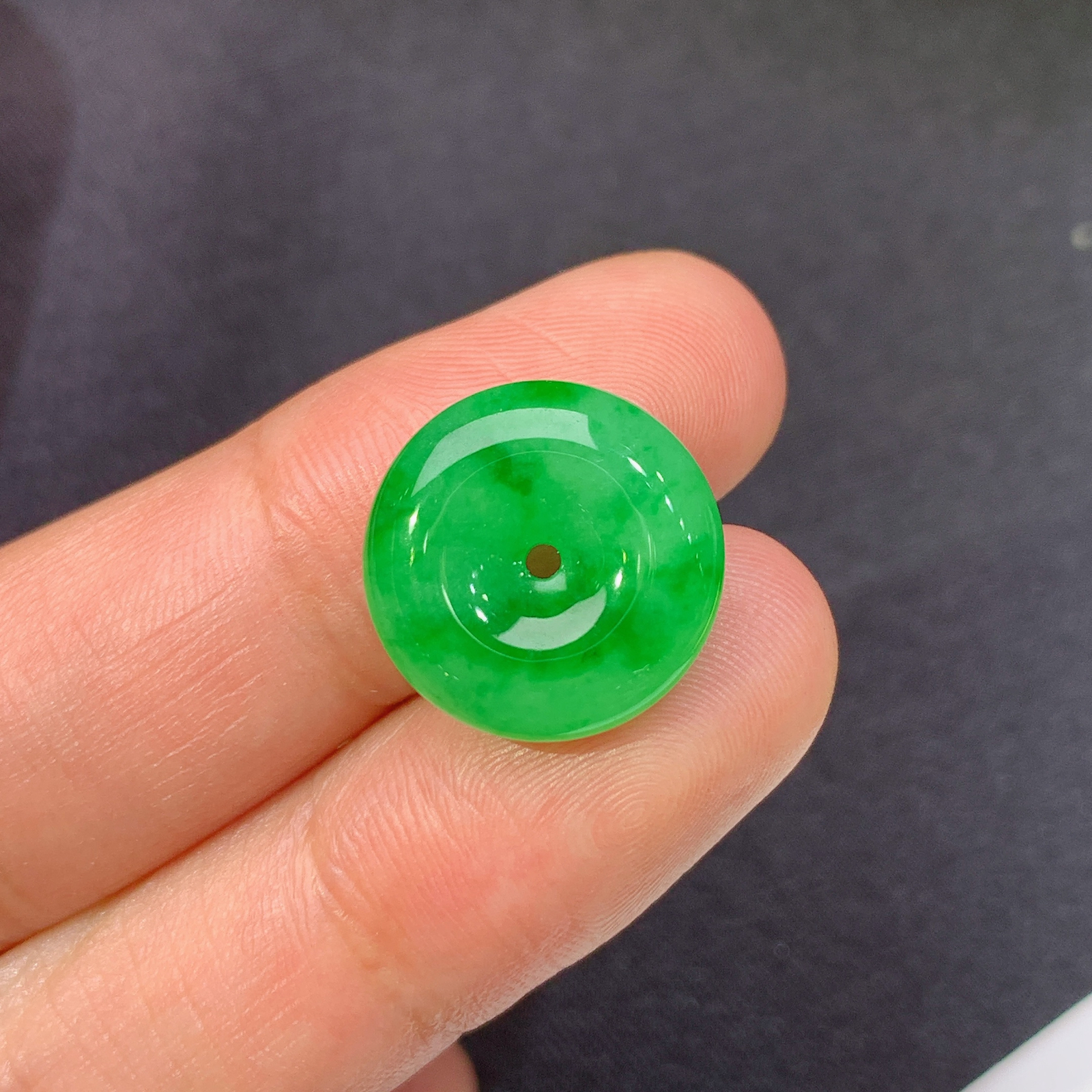 冰飘绿平安扣，冰润色阳，玉质细腻，种水足，Zha 尺寸14.7*4.6