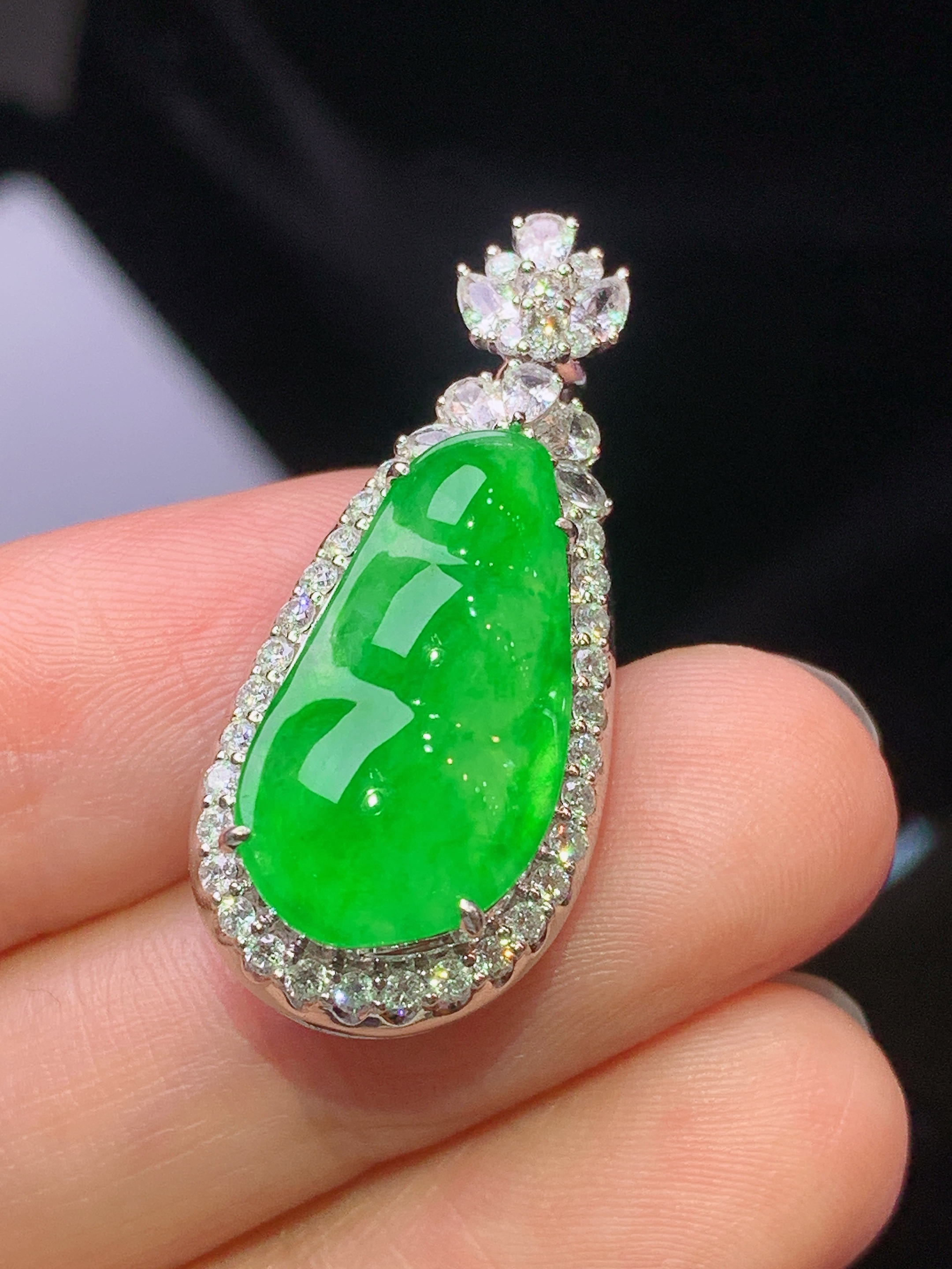 18k金钻镶嵌满绿四季豆吊坠 玉质细腻 色泽艳丽清新 水润亮眼 整体尺寸31.2*14.2*9.6m4