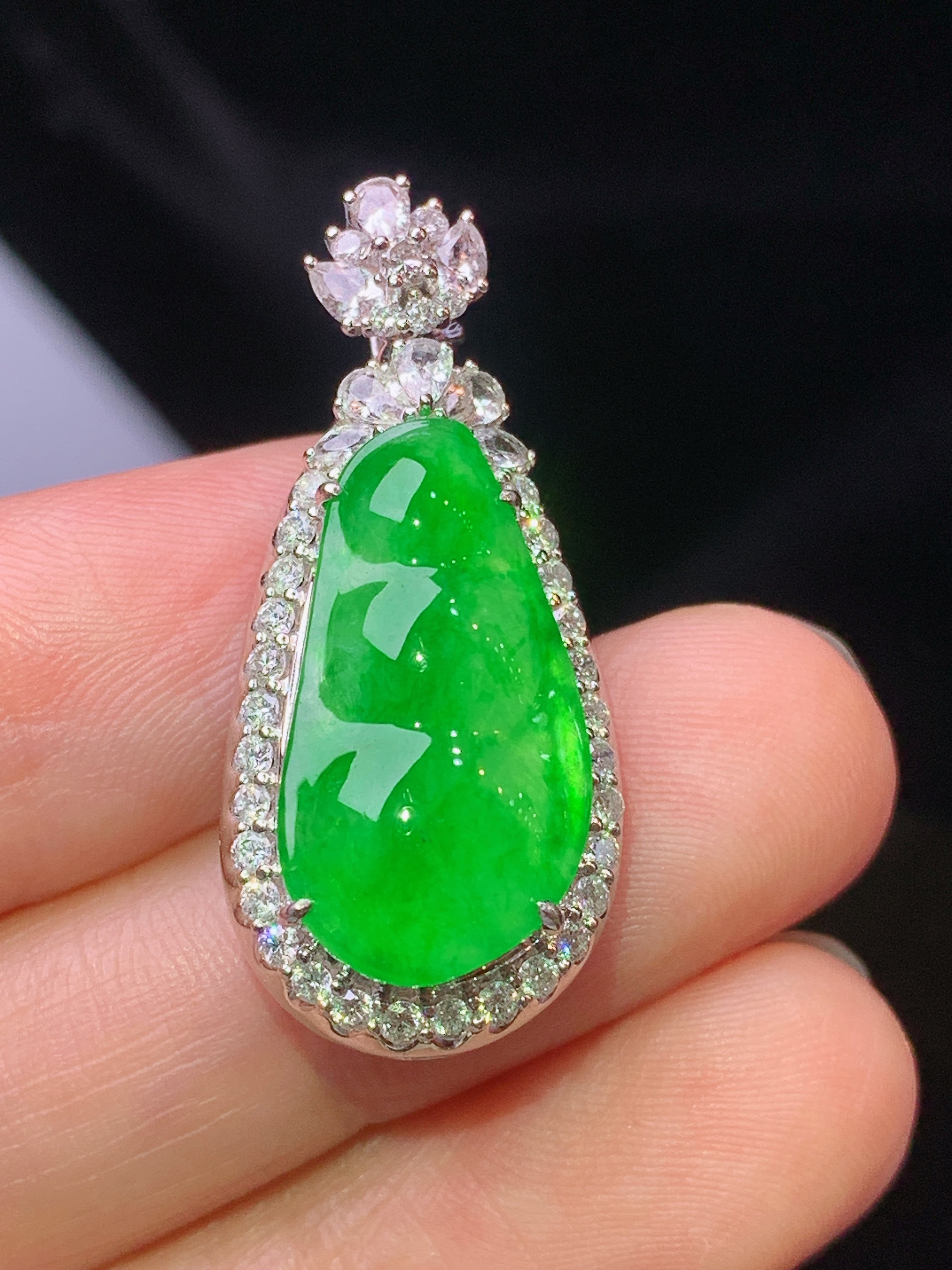 18k金钻镶嵌满绿四季豆吊坠 玉质细腻 色泽艳丽清新 水润亮眼 整体尺寸31.2*14.2*9.6m4