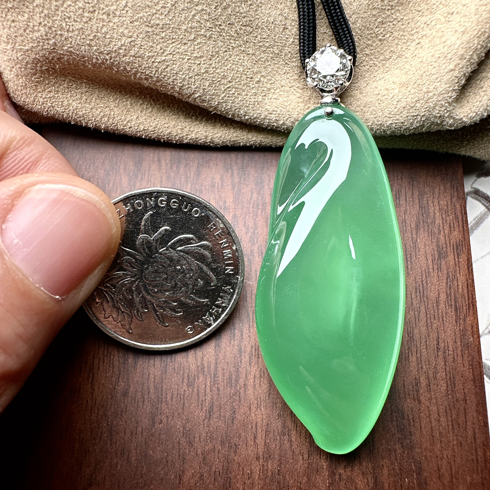 【冰种绿大福瓜吊坠】大师工，种水上乘，晶莹剔透，纯净通透，收藏品质，18k金钻镶嵌，裸石尺寸50.8*21.7*10.5毫米