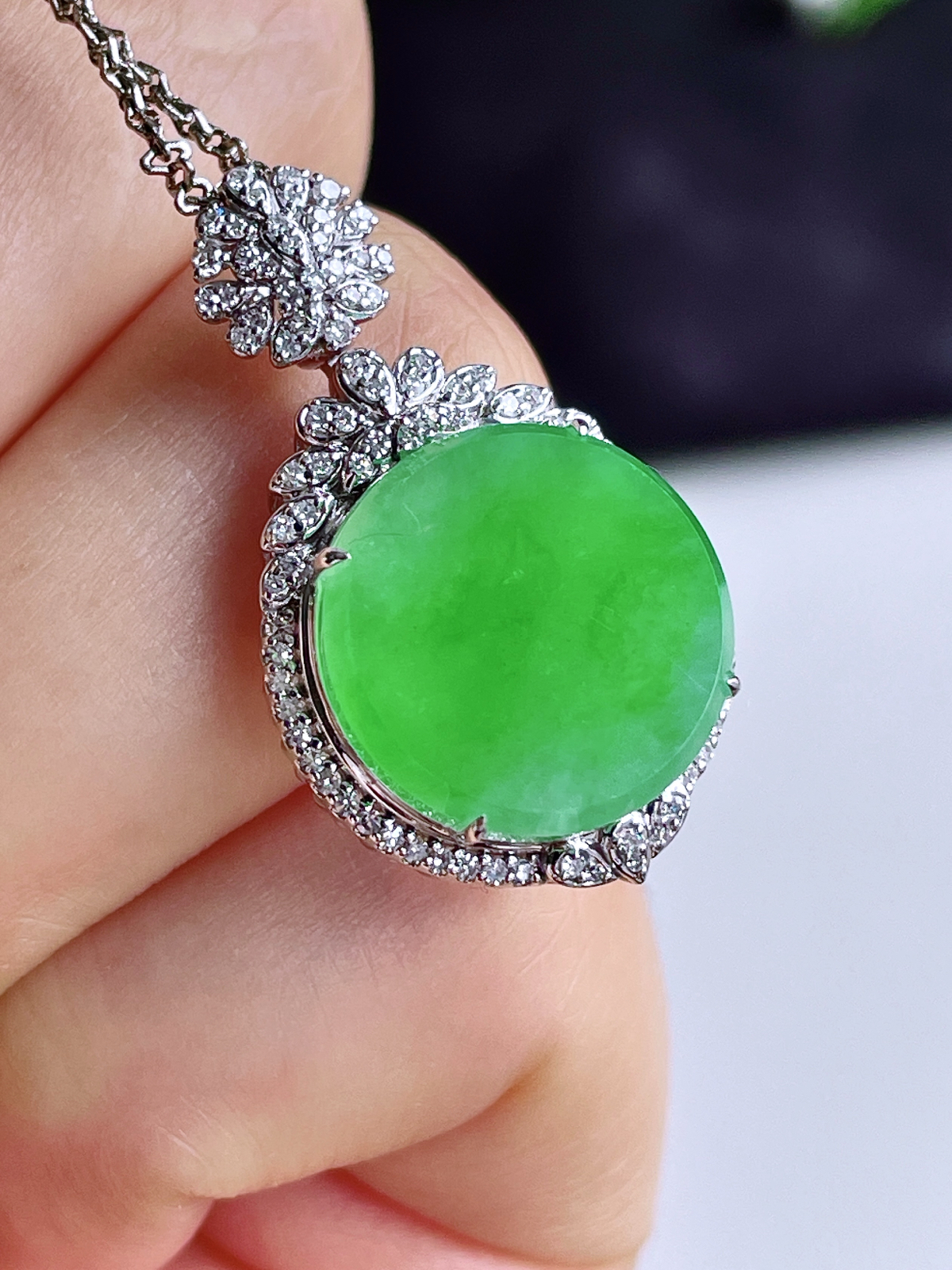 【镶嵌】冰阳绿圆牌无事牌吊坠  
【说明】18k金镶嵌 性价比高  
【整体】30-17.7-8.5
【裸石】14.8-3.6