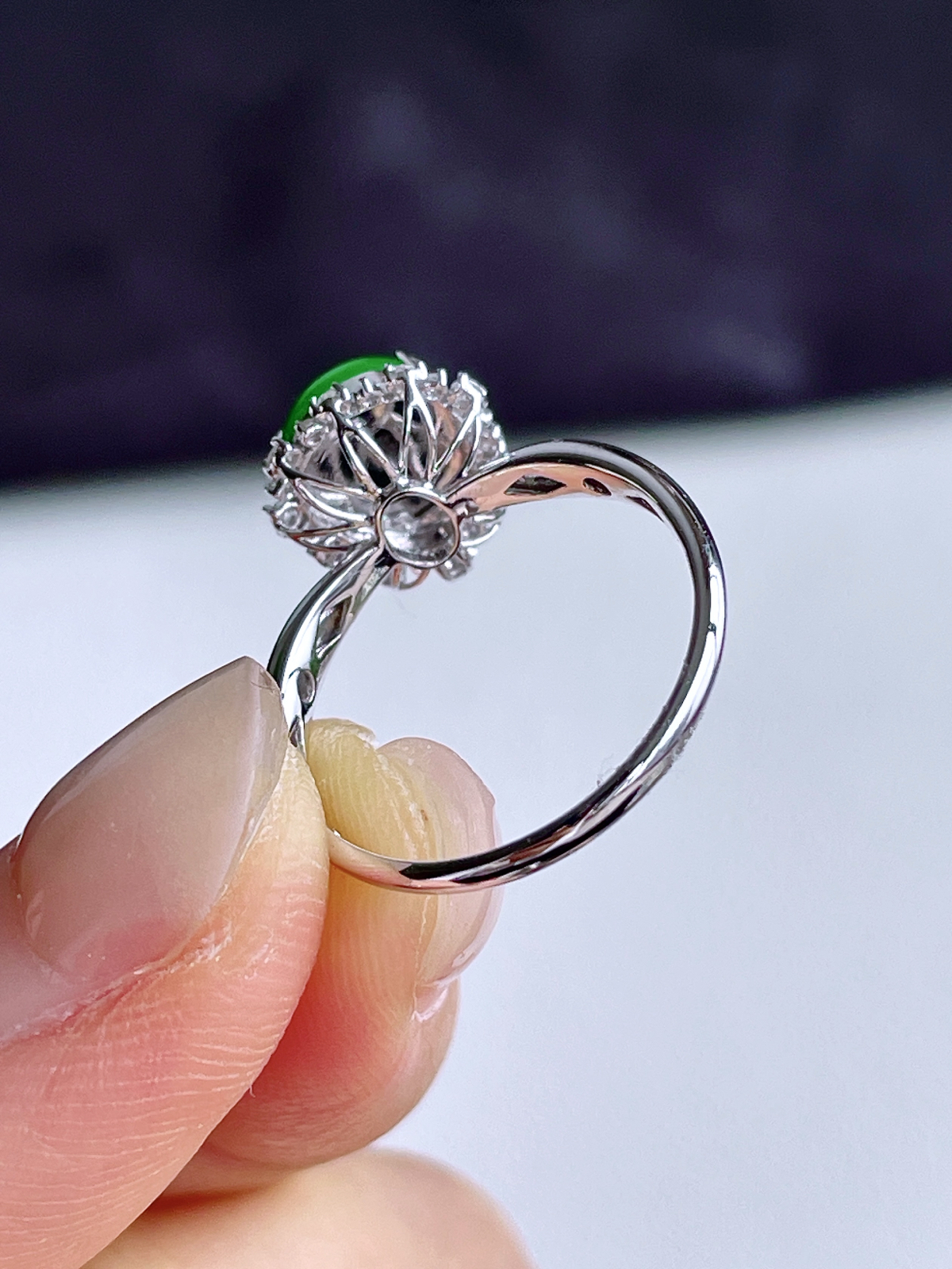 【镶嵌】冰阳绿葫芦戒指 
【说明】18k金镶嵌 性价比高  
【整体】11.5-10-8
【裸石】8-6.6-3.6
【圈口】14号