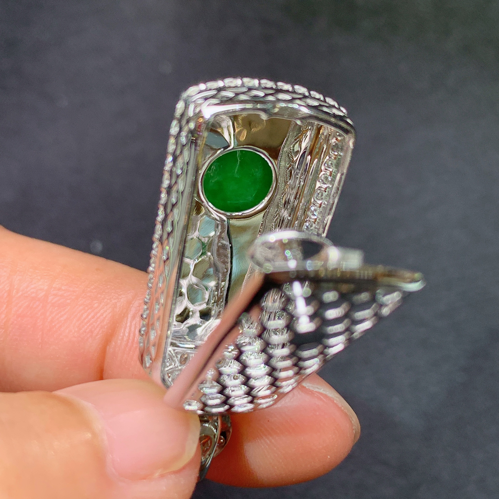 阳绿无事牌吊坠，18k金镶嵌，冰润色阳，种老水足，Ff 尺寸33.9*13.8*8.3