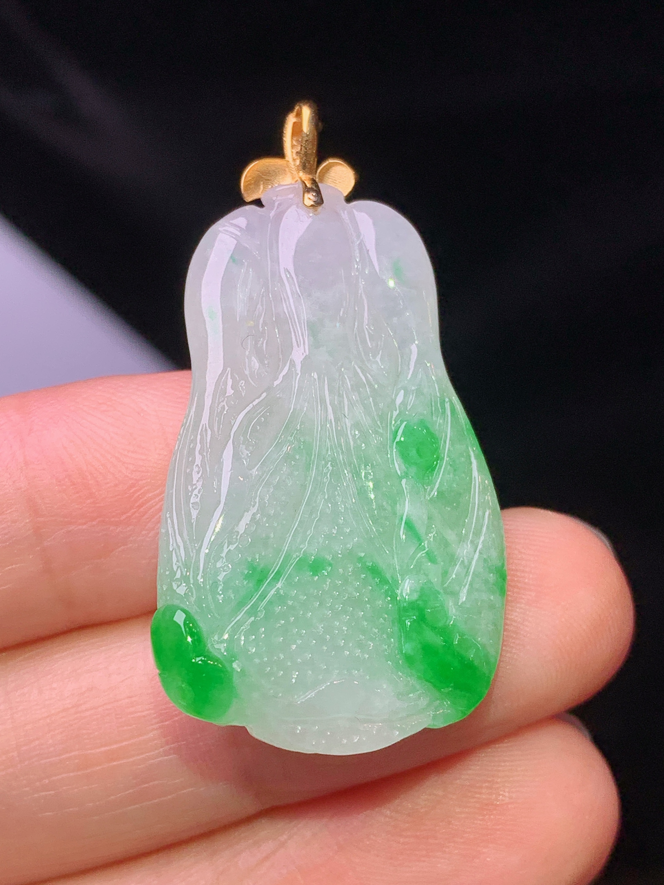 18k金镶嵌飘绿白菜吊坠 玉质细腻 色泽艳丽清新 水润亮眼 整体尺寸38*20.2*7.5e1