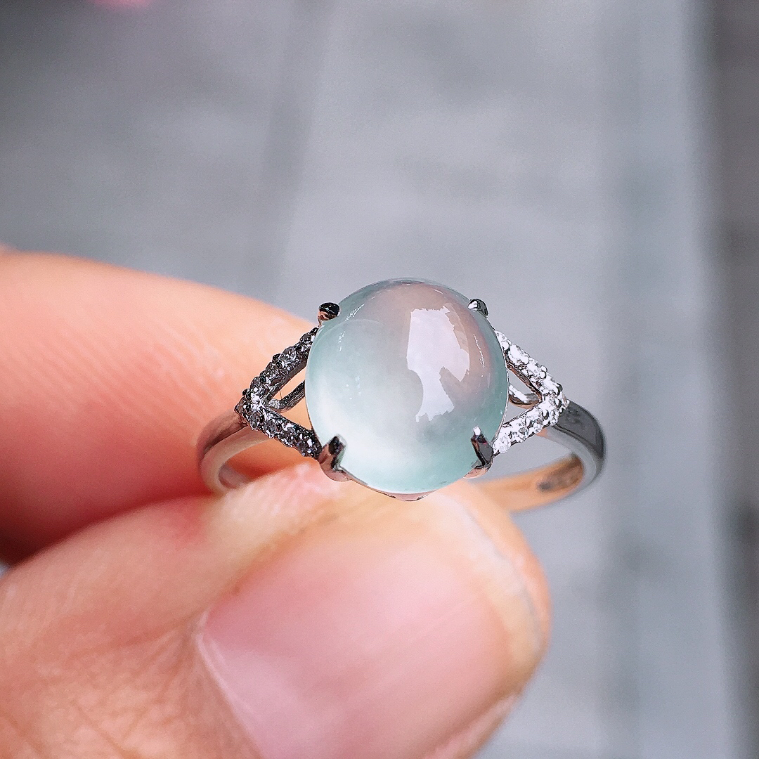 玻璃种蛋面戒指，玉质细腻，荧光感超
强，饱满圆润，尽显优雅气质，18k
金豪华镶嵌