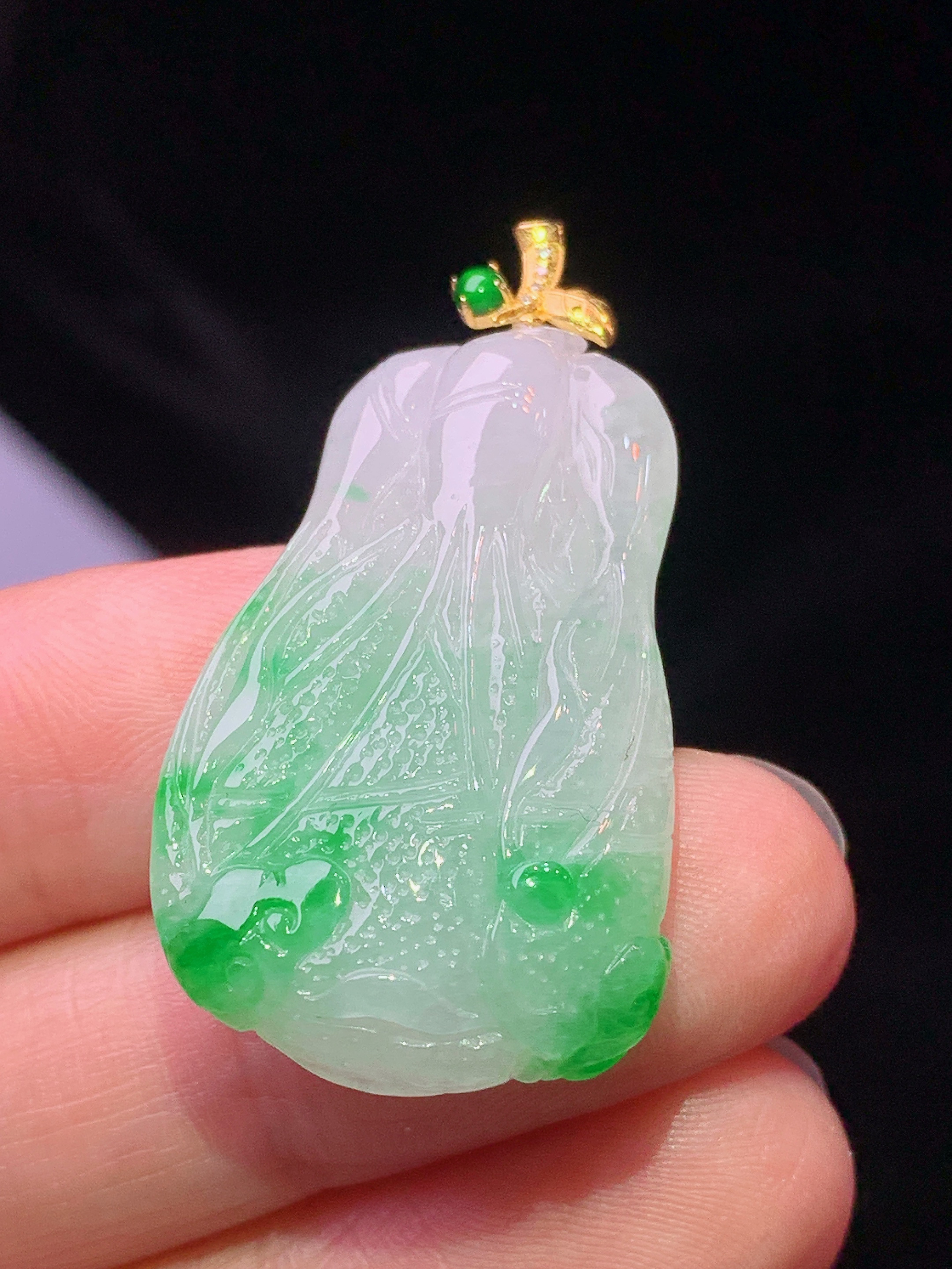 18k金镶嵌飘绿白菜吊坠 玉质细腻 色泽艳丽清新 水润亮眼 整体尺寸38*20.2*7.5e1