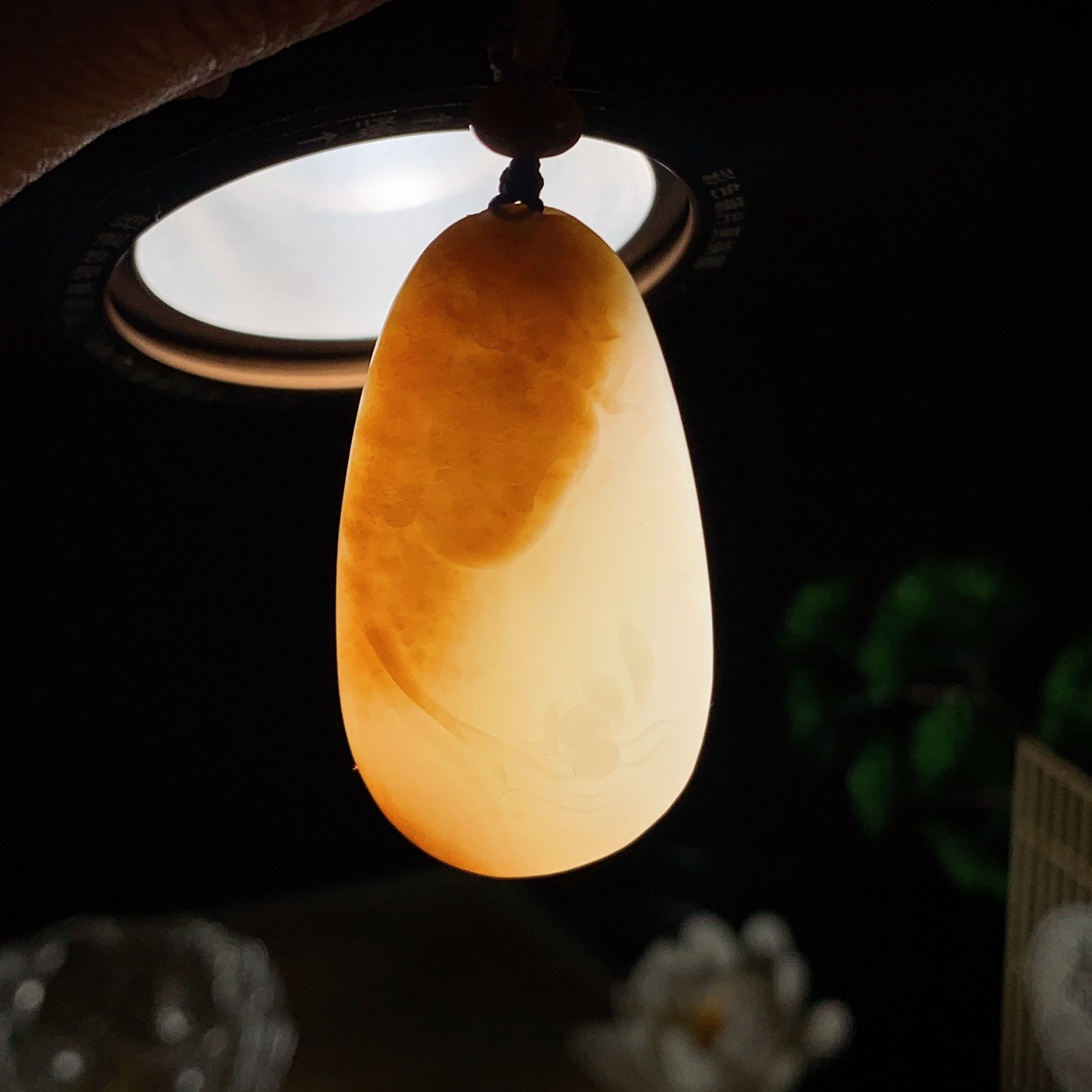 新疆和田玉白玉且末糖观音头挂件 尺寸45/25/8重20克 玉质细腻油润 底色纯净 脂粉好，品质好。lt260402