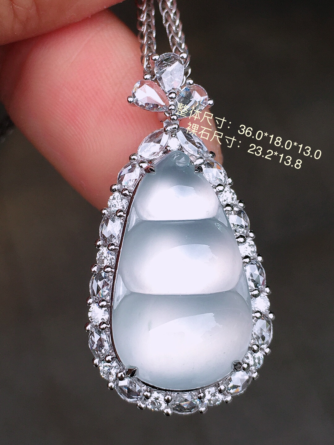 冰种福豆吊坠，玉质细腻，荧光感超
强，饱满圆润，尽显优雅气质，18k
金豪华镶嵌