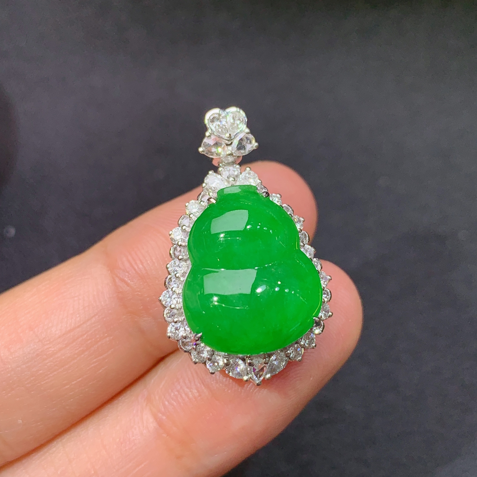 阳绿葫芦吊坠，18k金镶嵌，冰润色阳，玉质细腻，种水足，Xy 尺寸26.7*16.6*11.7