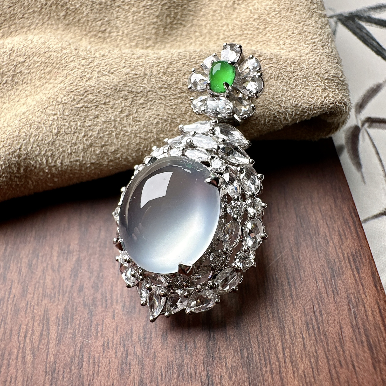 【玻璃蛋面吊坠】质地细腻清爽，玻璃色泽，荧光感强烈，18K金钻镶嵌，裸石尺寸12.5*11.1*6.7毫米