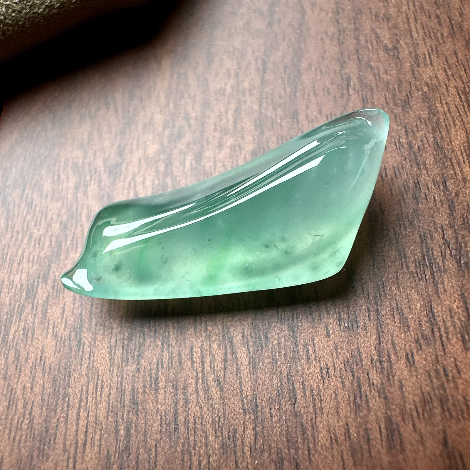 【冰种晴绿随形裸石】质地细腻，冰润十足，种老冰透，收藏品质