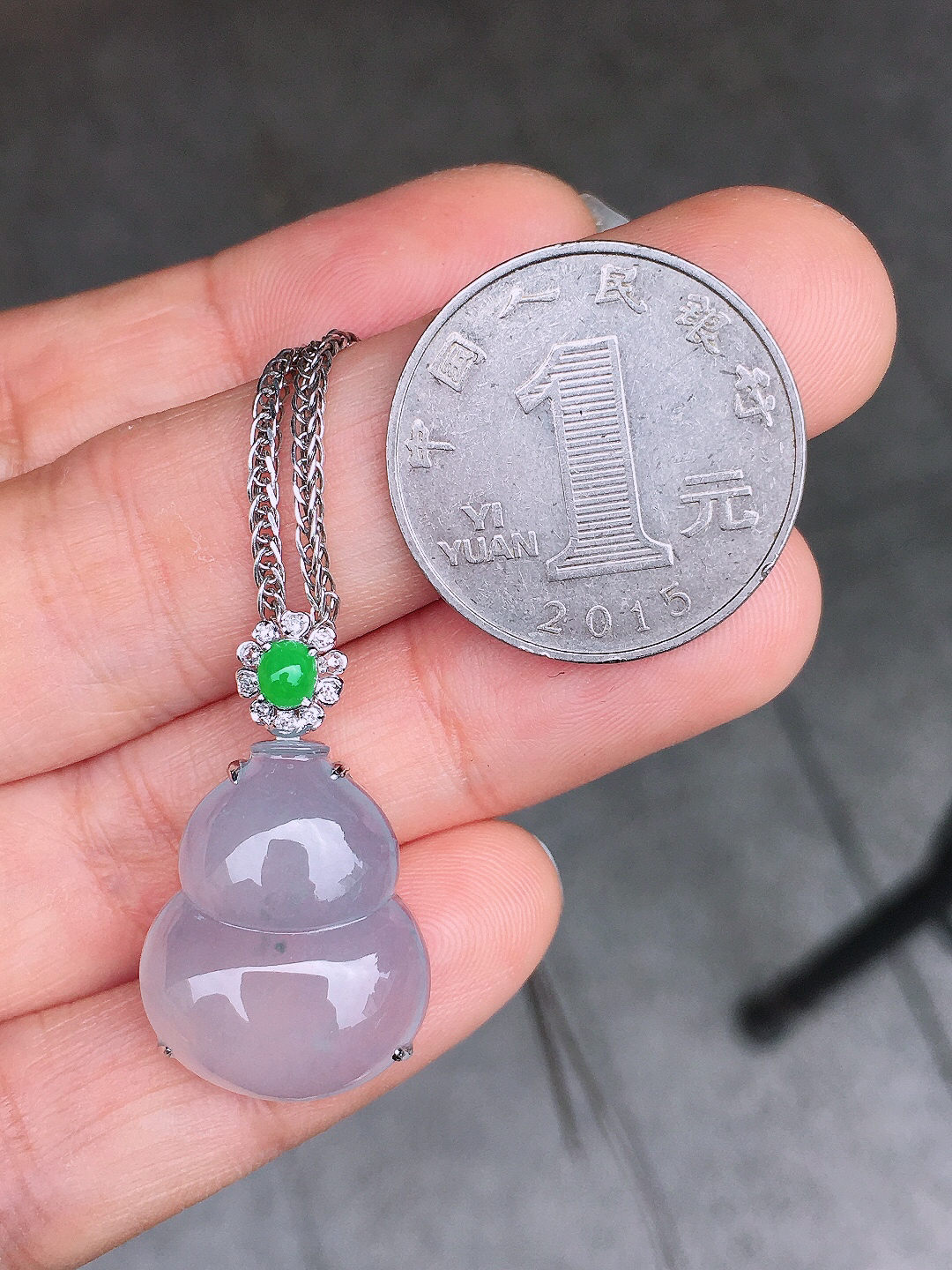 冰种葫芦吊坠，玉质细腻，荧光感超
强，饱满圆润，尽显优雅气质，18k
金豪华镶嵌