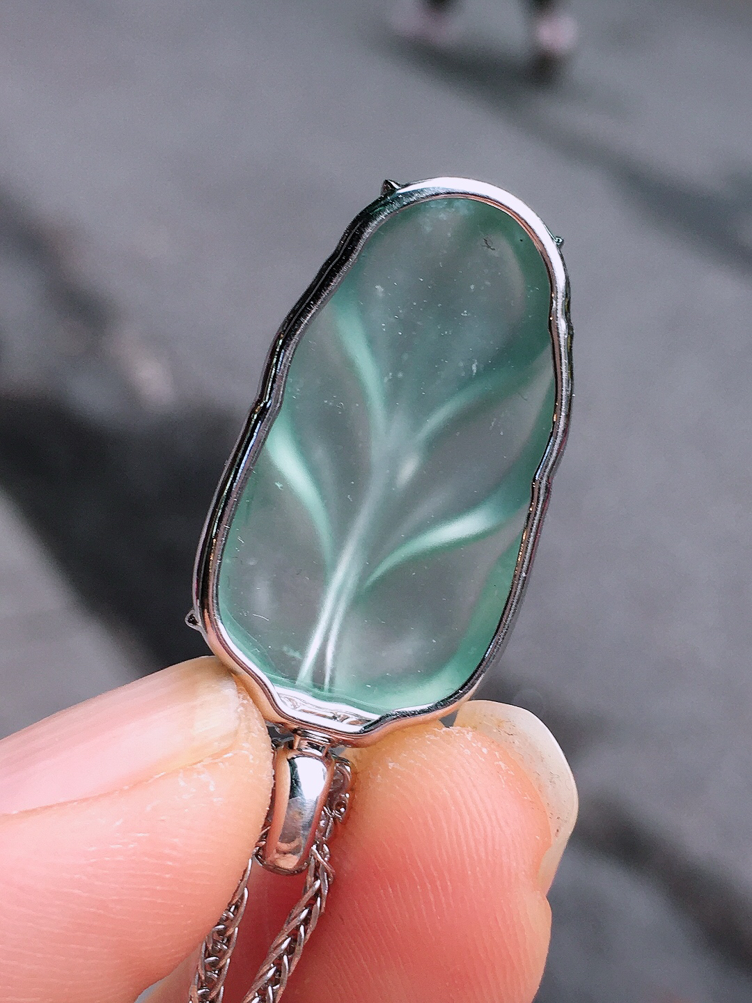 玻璃种玉叶吊坠，玉质细腻，荧光感超
强，饱满圆润，尽显优雅气质，18k
金豪华镶嵌