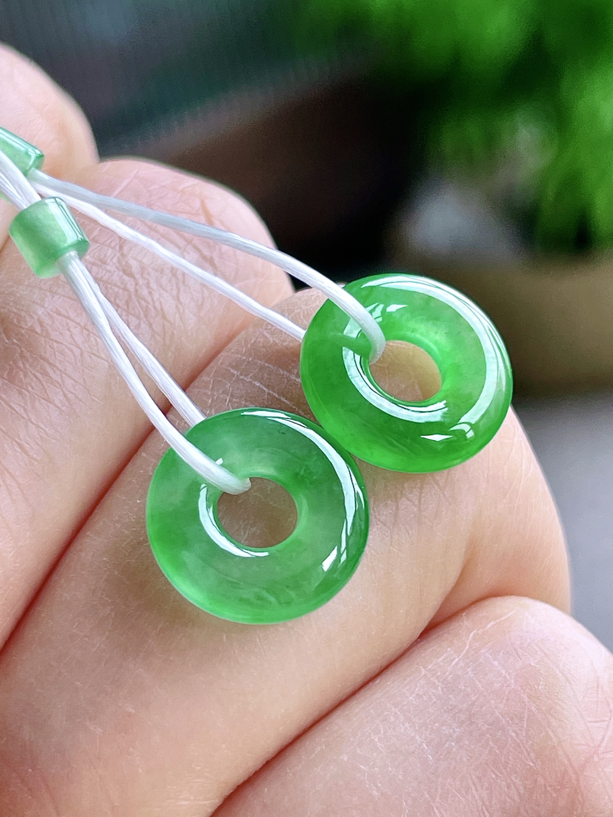 【裸石】高冰甜阳绿甜甜圈一对
【说明】缅料 性价比高  
【尺寸】11.4-2.9