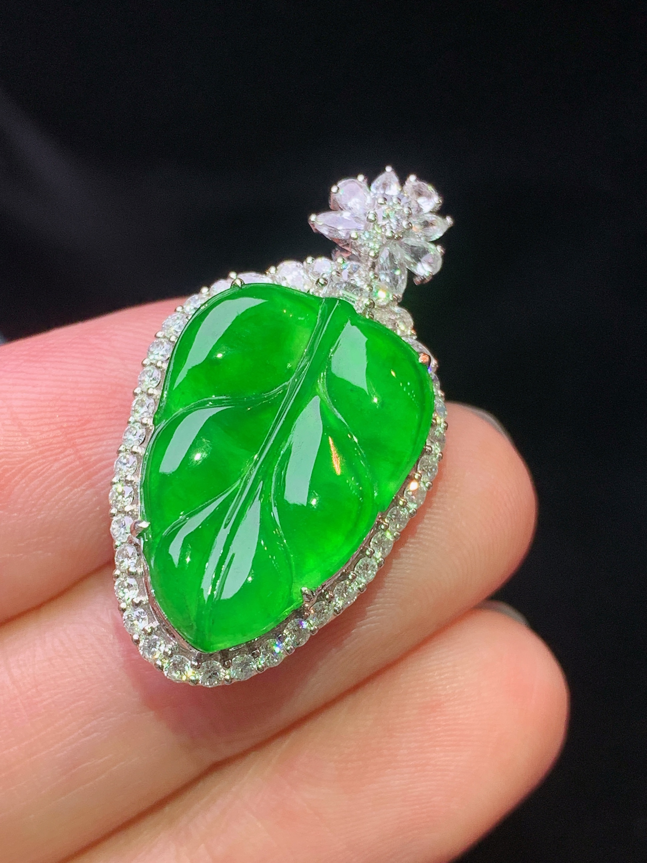 18k金钻镶嵌满绿树叶吊坠 玉质细腻 色泽艳丽清新 水润亮眼 整体尺寸30.5*16.8*9.2m4