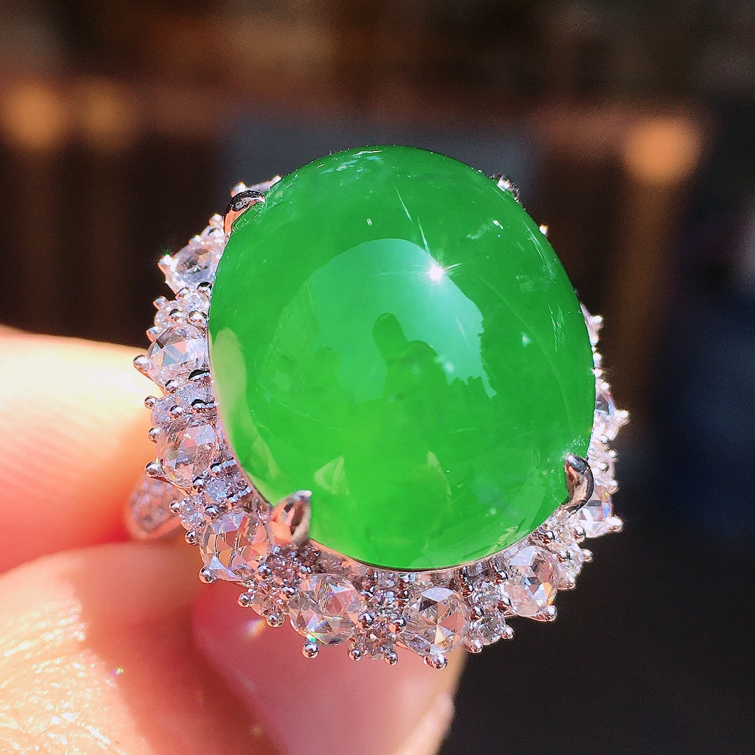 阳绿蛋面戒指，色泽均匀艳丽，玉质细腻，荧光感超
强，饱满圆润，尽显优雅气质，18k
金豪华镶嵌