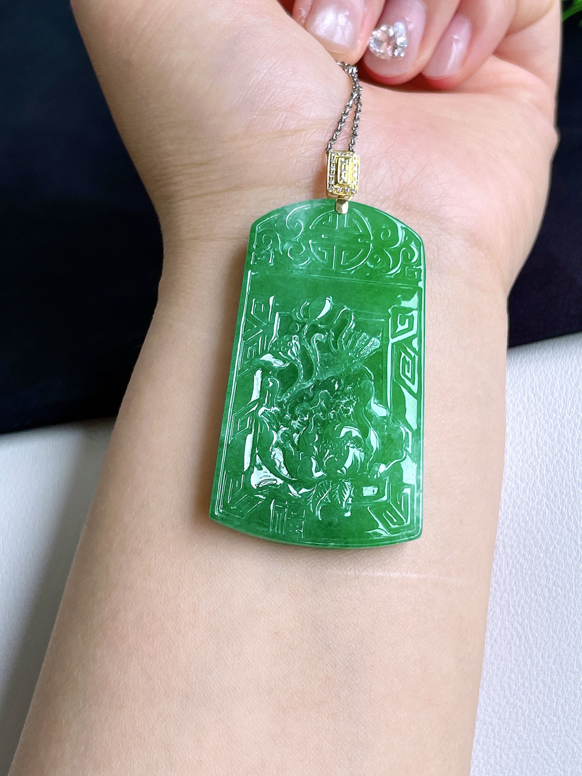 【镶嵌】冰阳绿荷花牌吊坠  
【说明】缅料 18k金镶嵌 性价比高  
【整体】63.7
【裸石】54.8-34.2-6.5