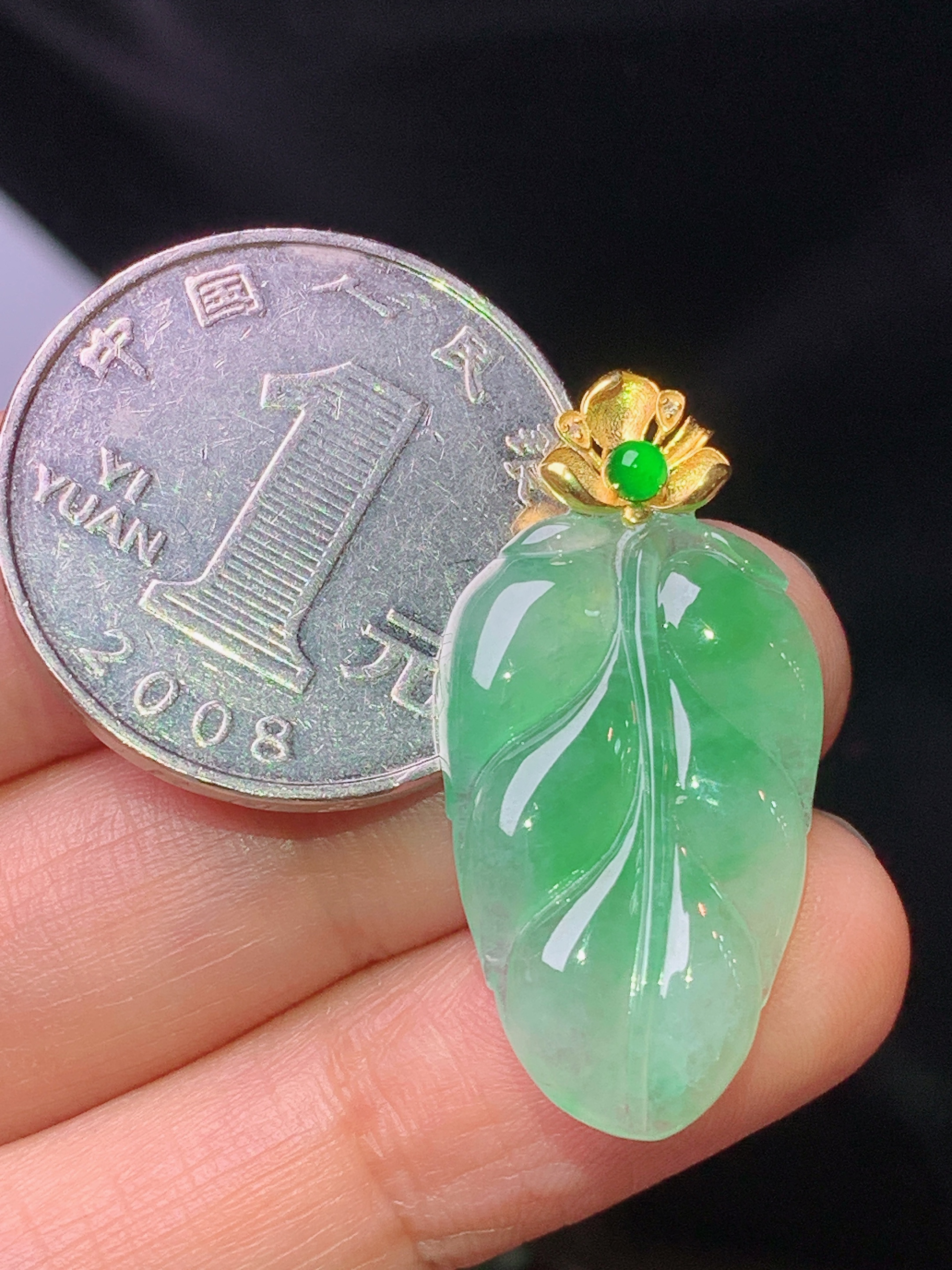 18k金镶嵌飘绿树叶吊坠 玉质细腻 色泽艳丽清新 水润亮眼 整体尺寸31*15.3*3.5x5