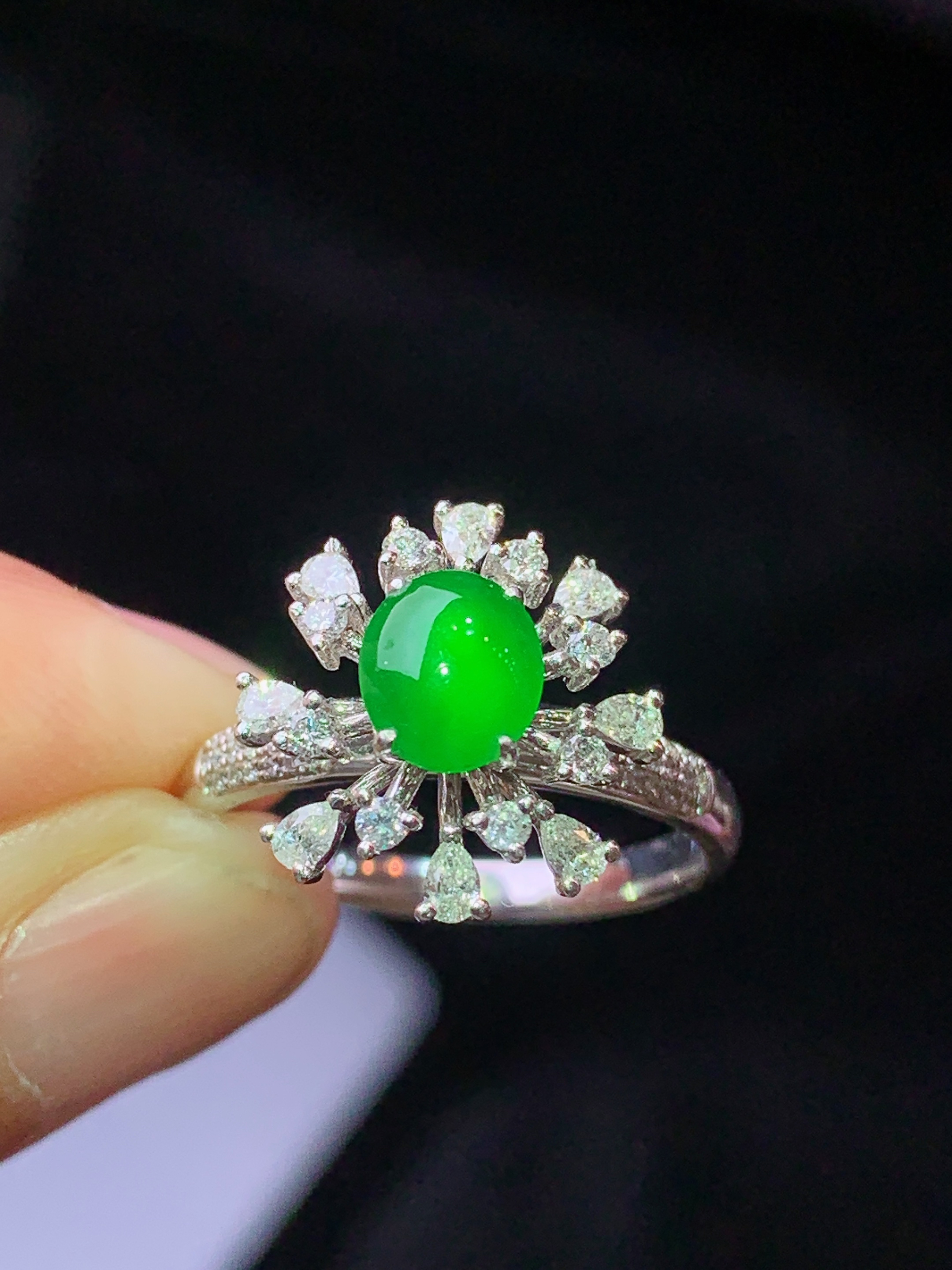 18k金钻镶嵌满绿蛋面戒指 玉质细腻 色泽艳丽清新 水润亮眼 圈口14 整体尺寸14*13.3*8.