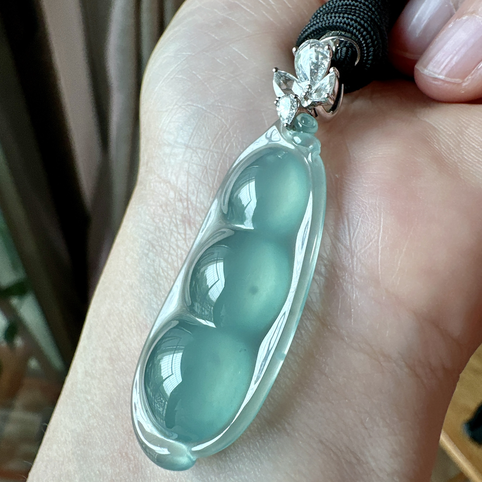 【冰种福豆吊坠】天空蓝老料，起钢光，种地上乘，冰感十足，通透起光，饱满圆润，收藏品质，18k金钻镶嵌，裸石尺寸43.6*17.1*8.2毫米