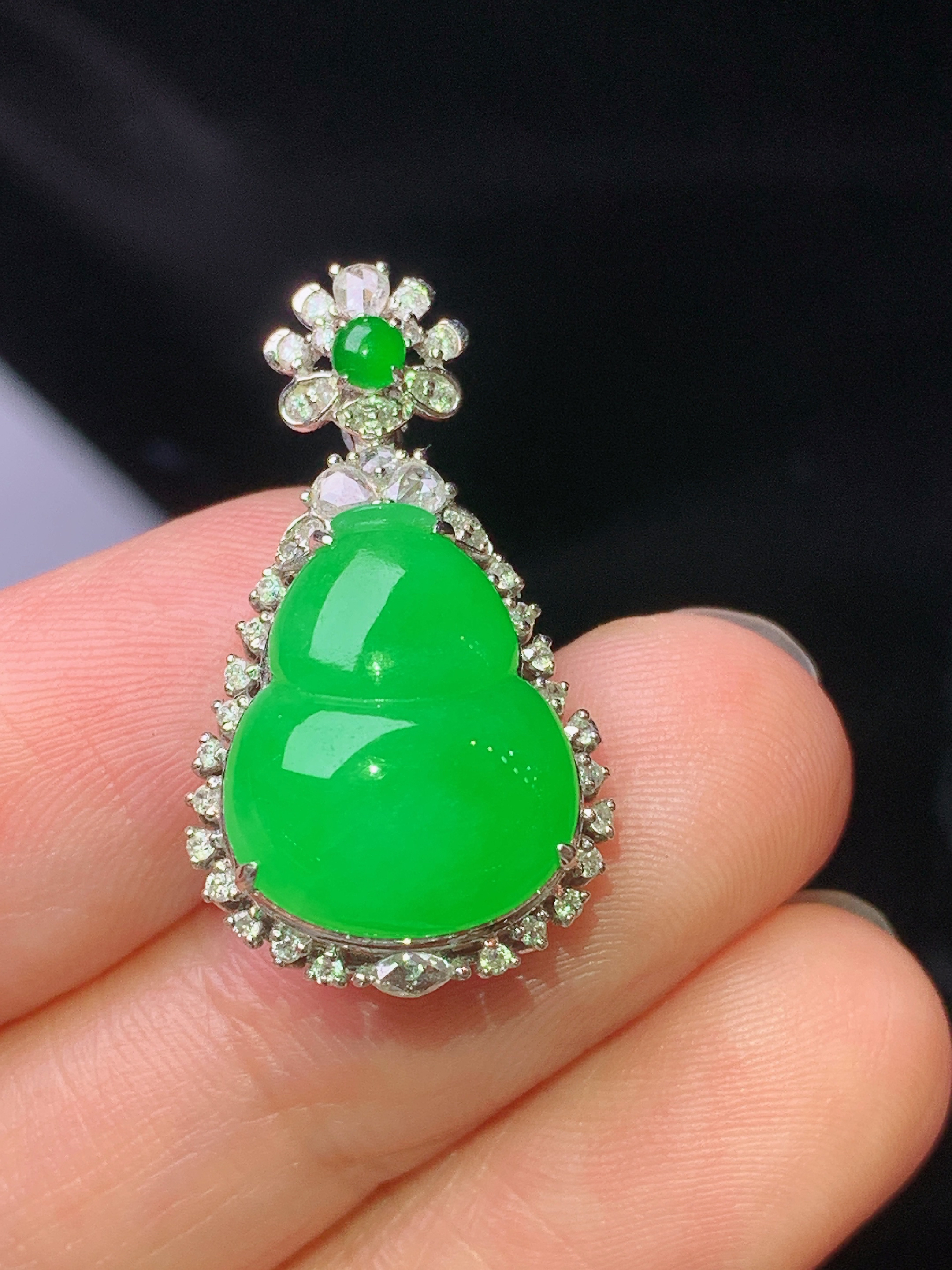 18k金钻镶嵌满绿葫芦吊坠 玉质细腻 色泽艳丽清新 水润亮眼 整体尺寸26.3*14.8*10.2j