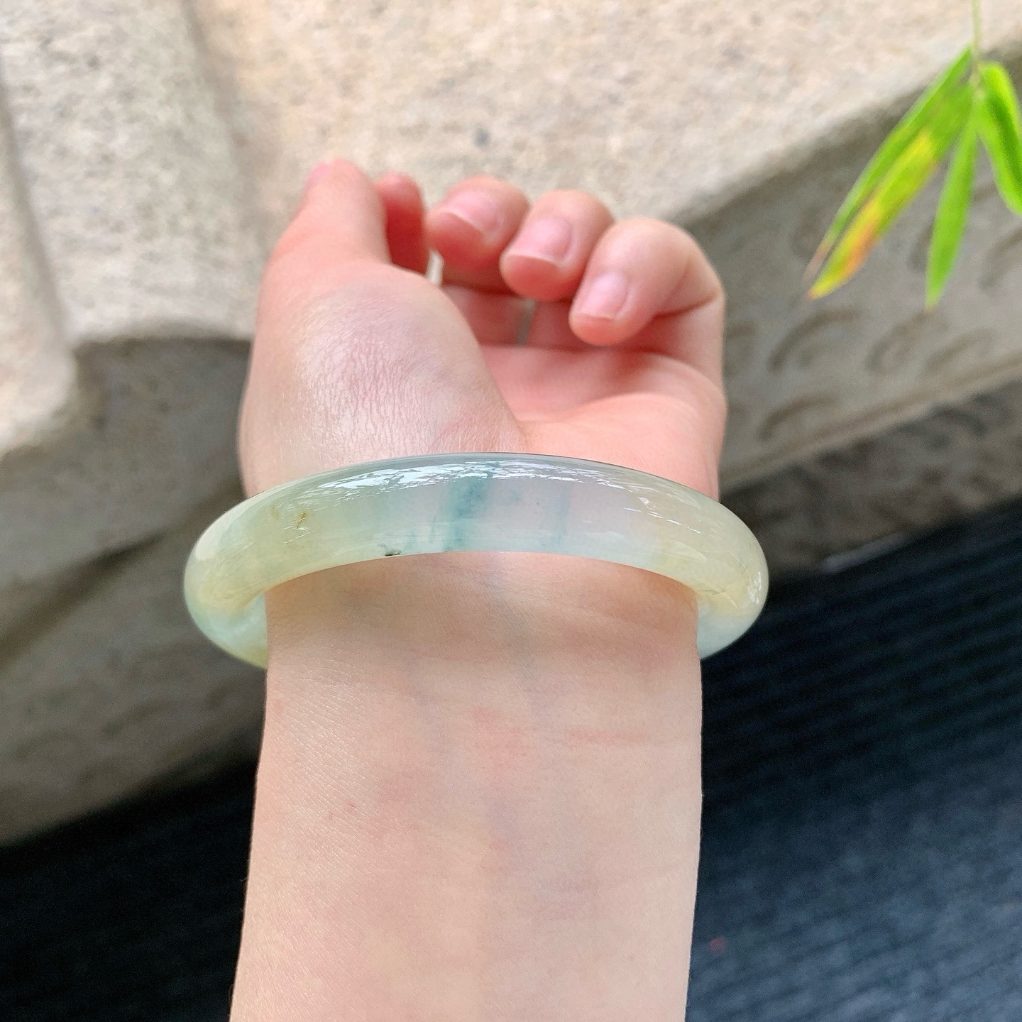 圆条52 53
【圈口】53.9/10.1/9
【描述】冰黄翡飘花，清透，水润，种老，细腻，无纹裂！