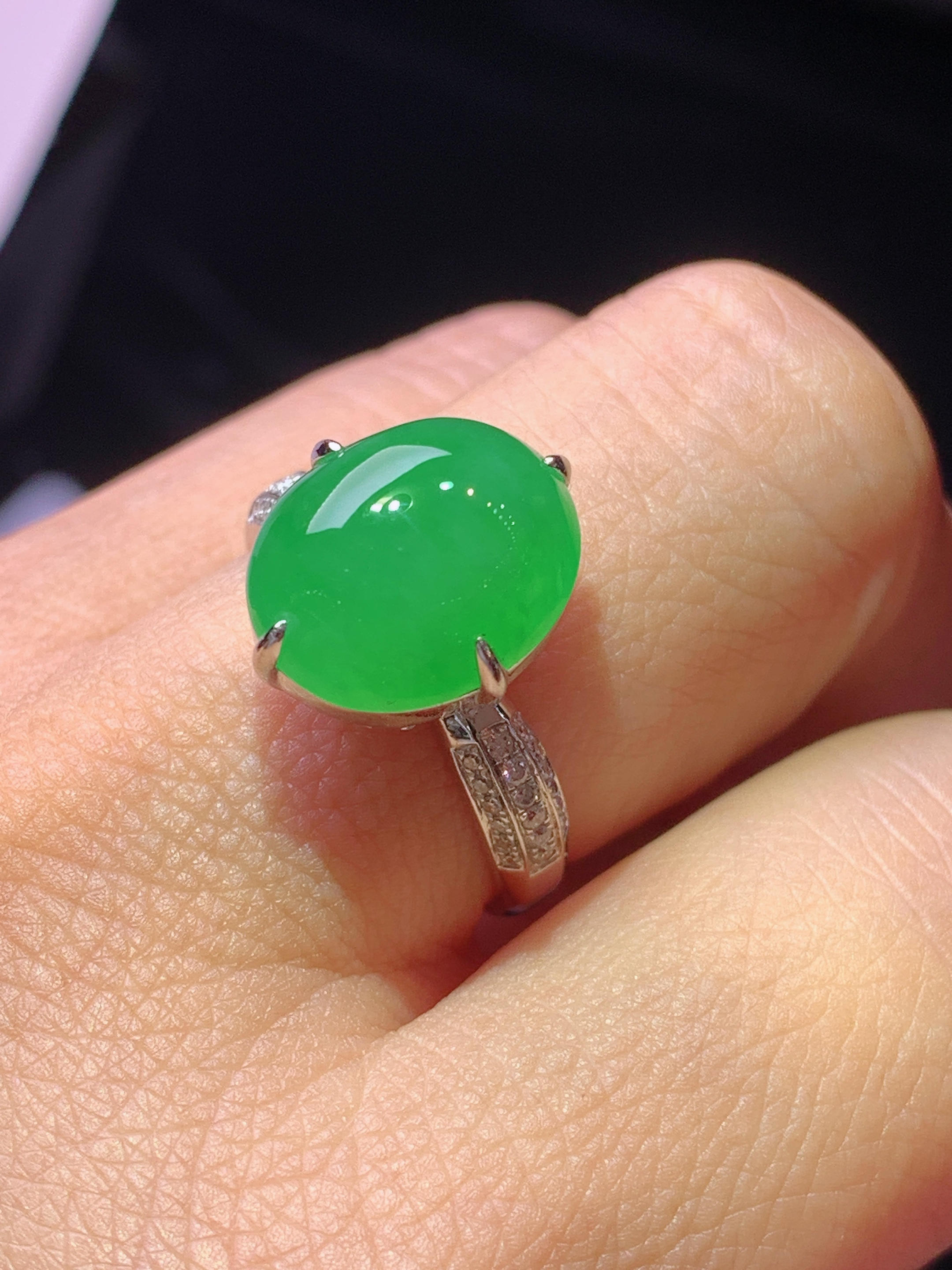 18k金钻镶嵌翠绿蛋面戒指 玉质细腻 色泽艳丽清新 水润亮眼 圈口14.5 裸石尺寸12.8*10.5*5L2
