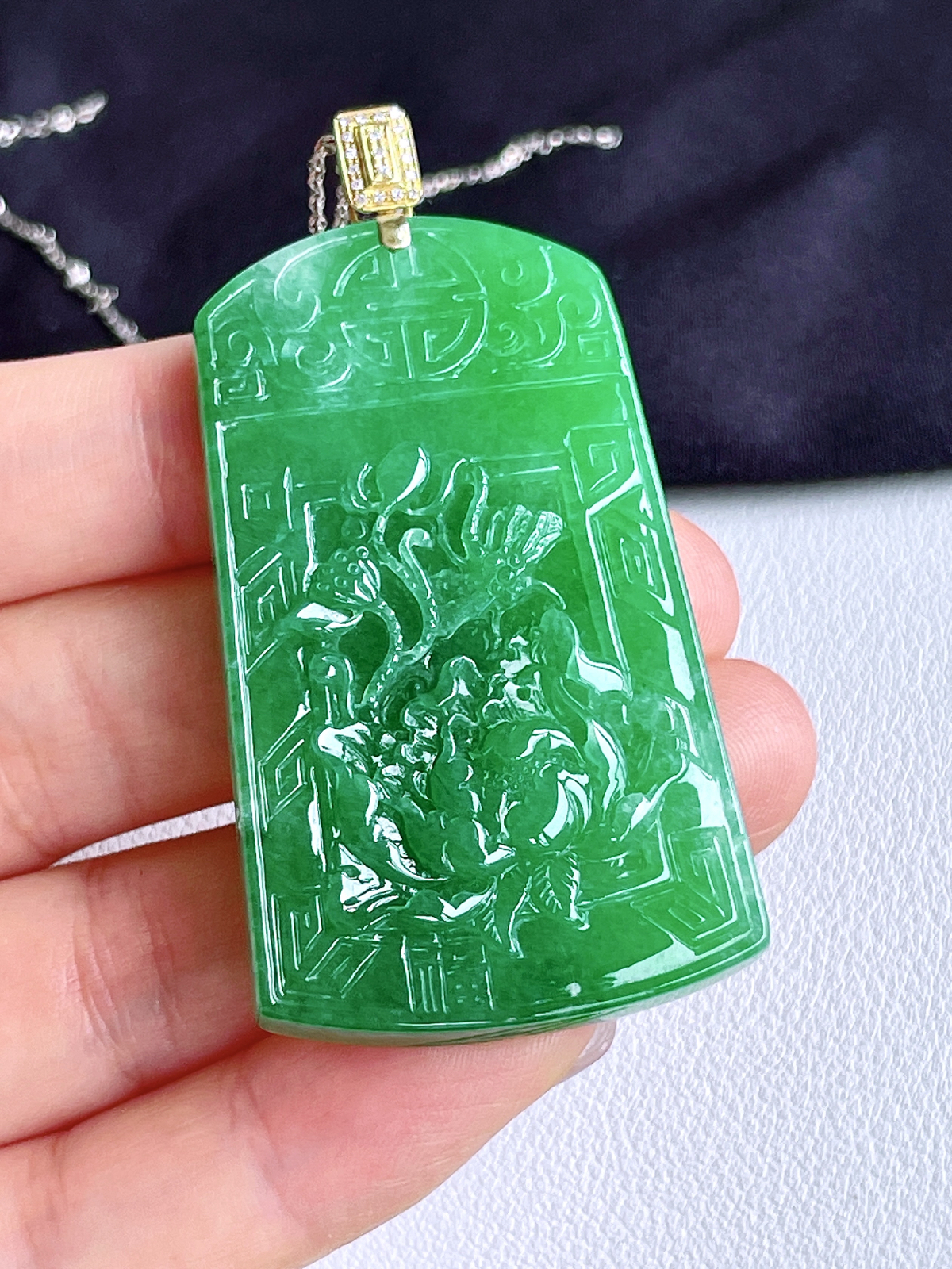 【镶嵌】冰阳绿荷花牌吊坠  
【说明】缅料 18k金镶嵌 性价比高  
【整体】63.7
【裸石】54.8-34.2-6.5