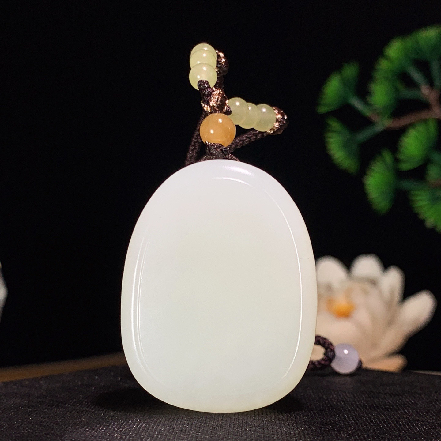 和田玉白玉财神爷牌挂件 尺寸39/30/13重31克 玉质细腻油润 底色纯净 脂粉好，品质好。lt260402