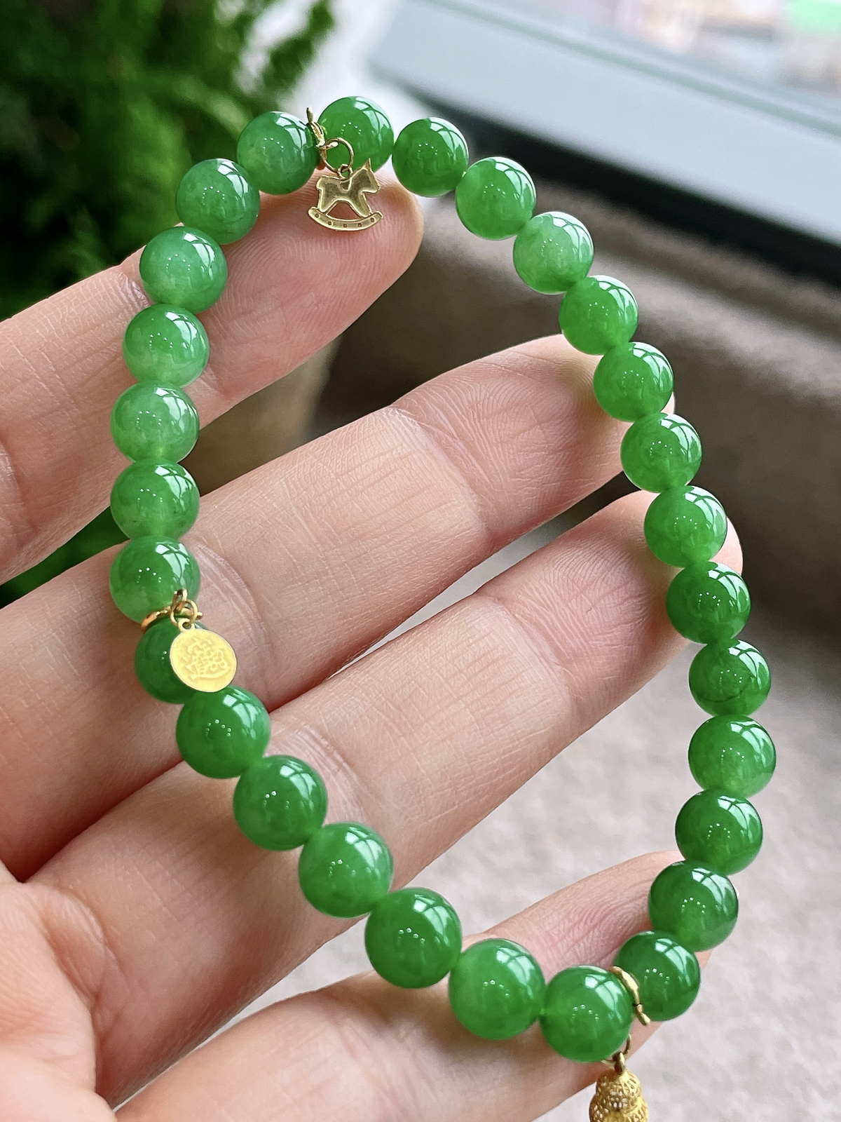 【珠子】冰阳绿手串圆珠珠子手串
【说明】缅料 18k镶嵌 性价比高  
【尺寸】6.7mm