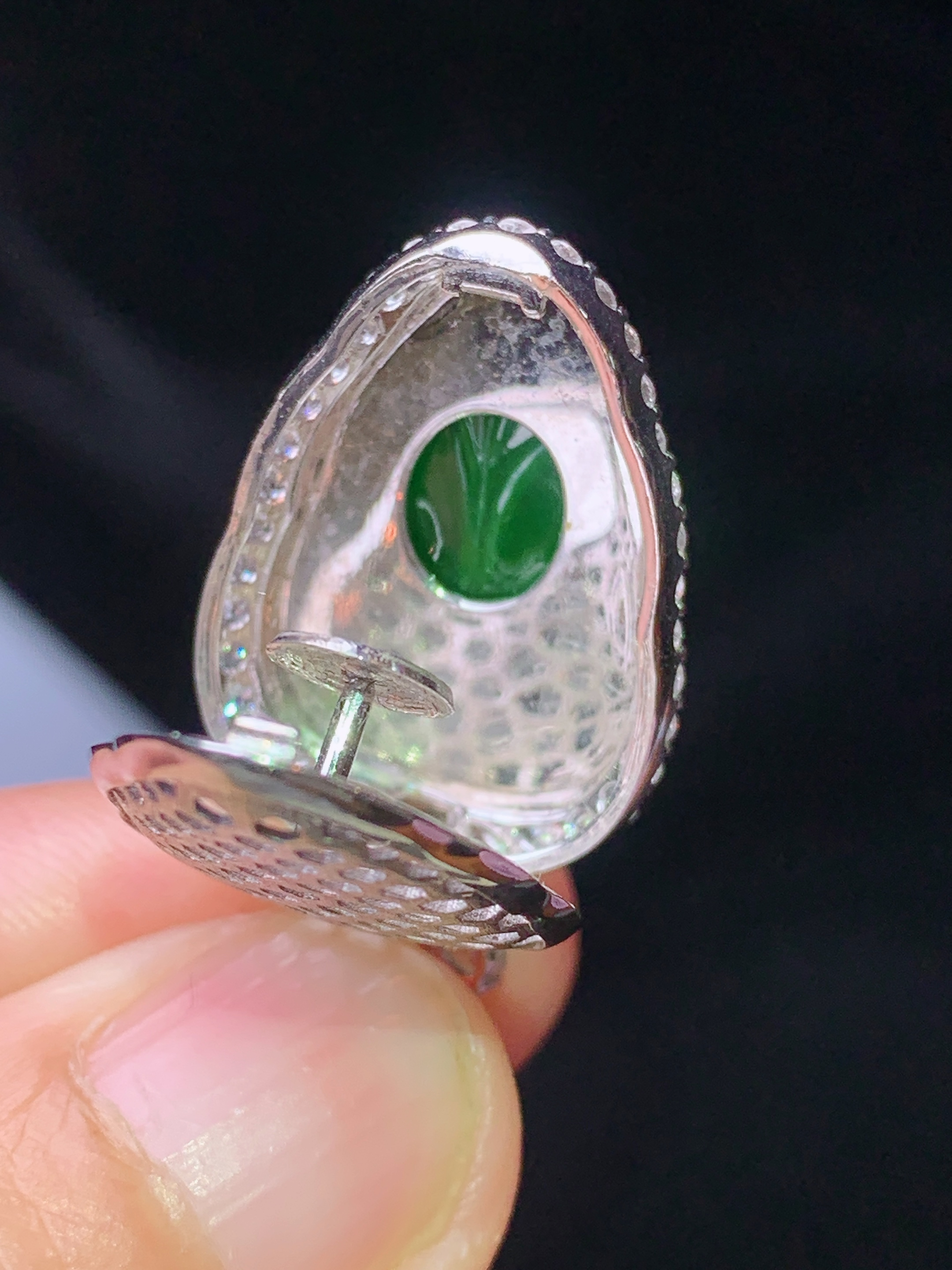 18k金钻镶嵌满绿树叶吊坠 玉质细腻 色泽艳丽清新 水润亮眼 整体尺寸30.5*16.8*9.2m4