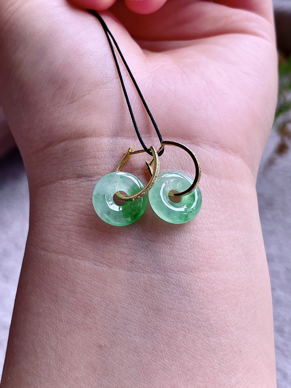 【镶嵌】冰飘花甜甜圈耳坠 
【说明】缅料 18k金镶嵌 性价比高  
【裸石】12.7-3.1