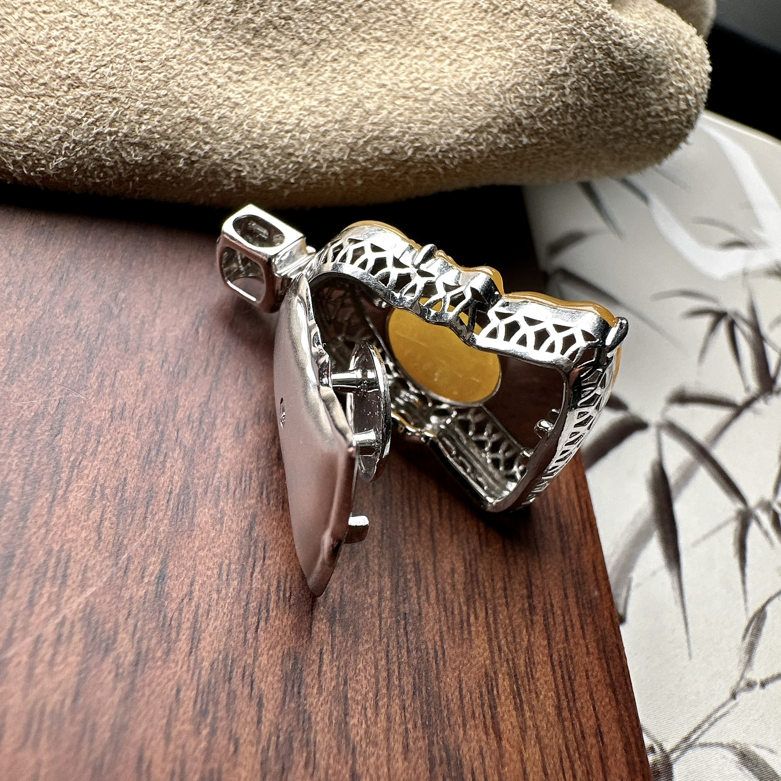 【冰种黄翡宝宝佛】冰感十足，通透感好，质地细腻冰润，通体起荧光。18k金钻镶嵌，裸石尺寸21*16.6*4毫米