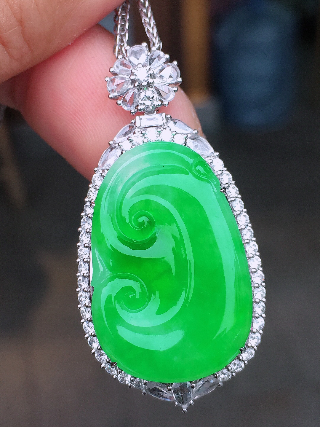 阳绿如意吊坠，色泽均匀艳丽，玉质细腻，荧光感超
强，饱满圆润，尽显优雅气质，18k
金豪华镶嵌