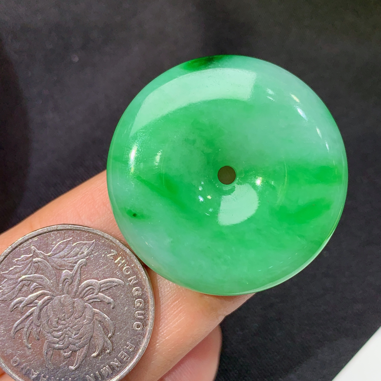 飘绿平安扣，冰润鲜阳，玉质细腻，种水足，Xm 尺寸33.4*7.8