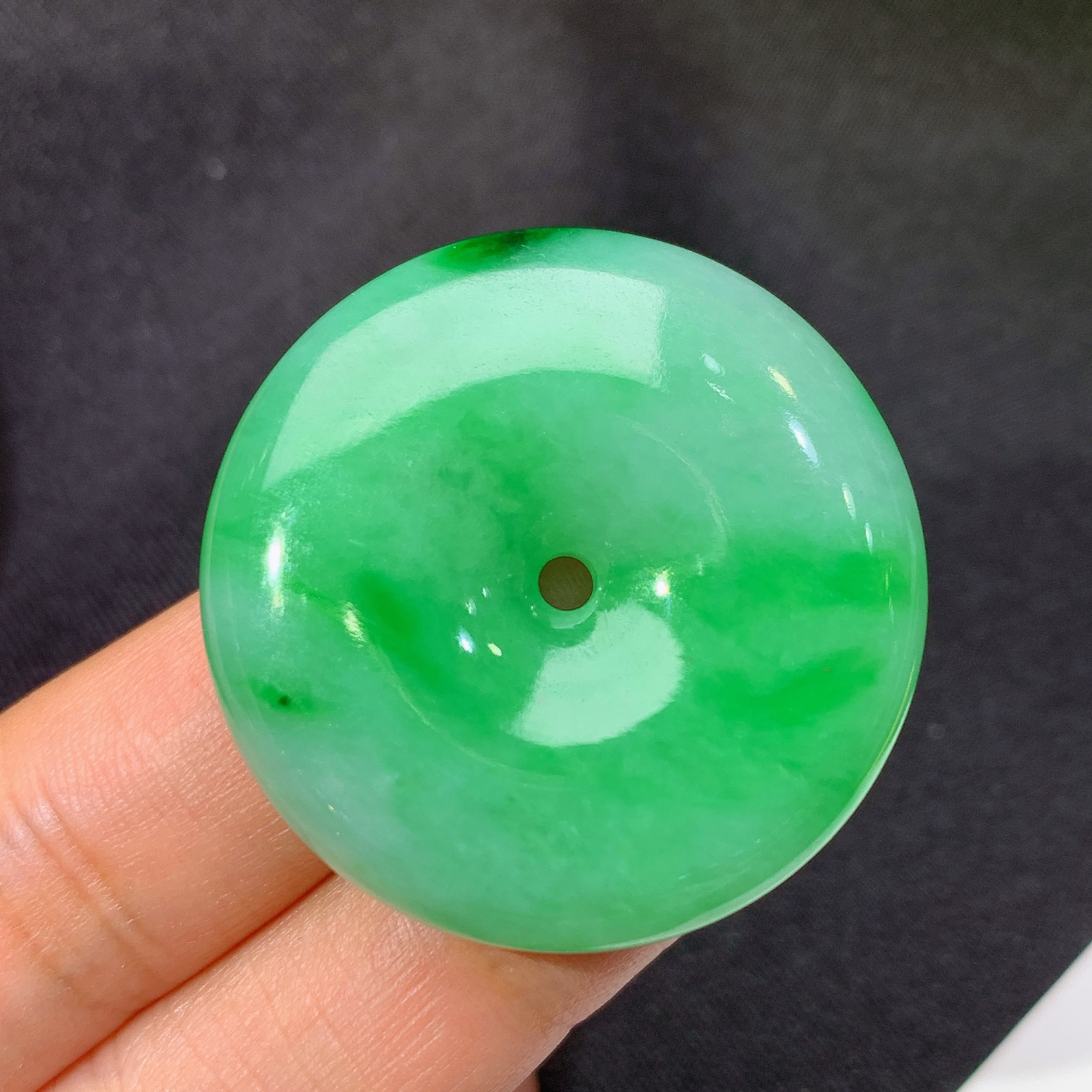 飘绿平安扣，冰润鲜阳，玉质细腻，种水足，Xm 尺寸33.4*7.8