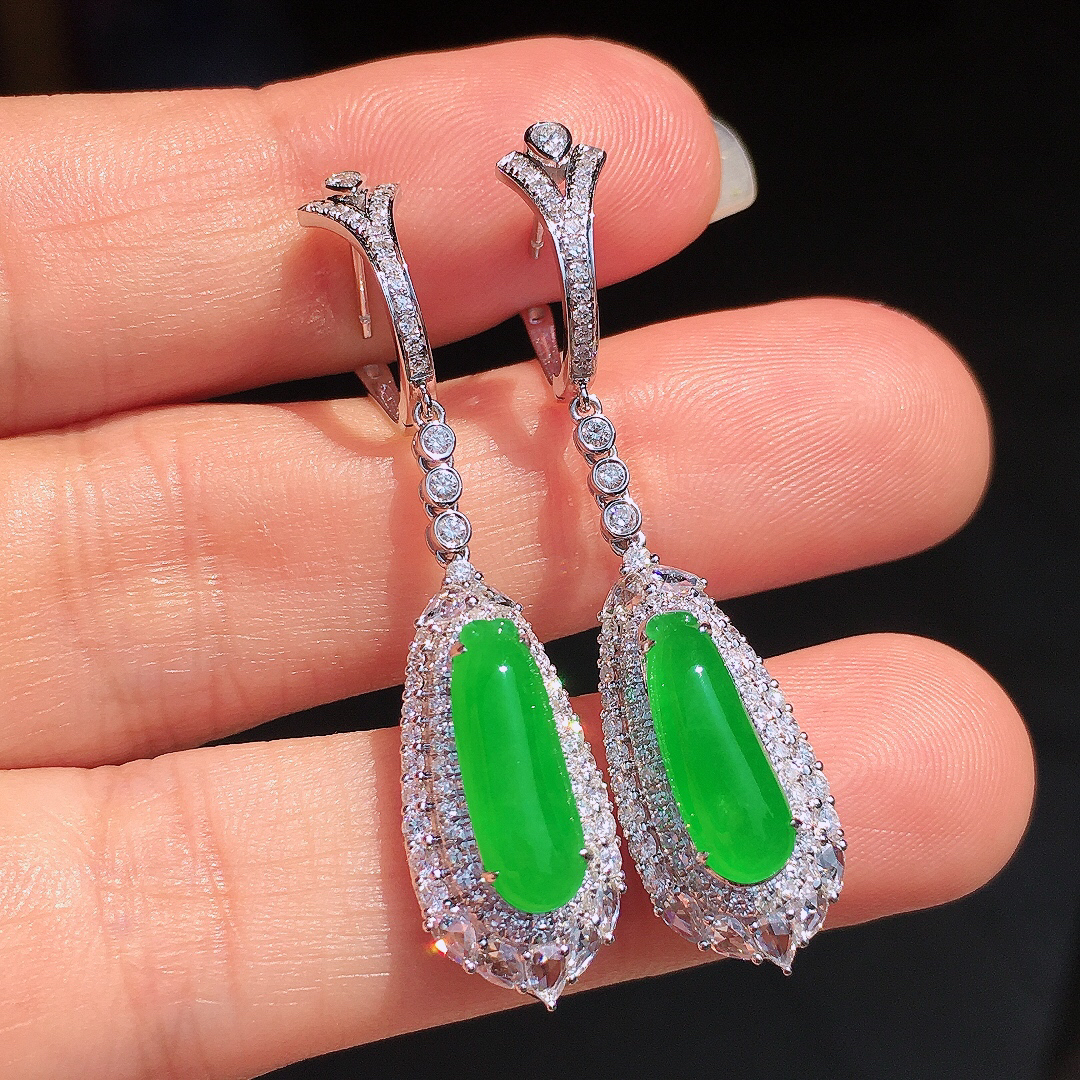 阳绿福瓜耳坠，色泽均匀艳丽，玉质细腻，荧光感超
强，饱满圆润，尽显优雅气质，18k
金豪华镶嵌