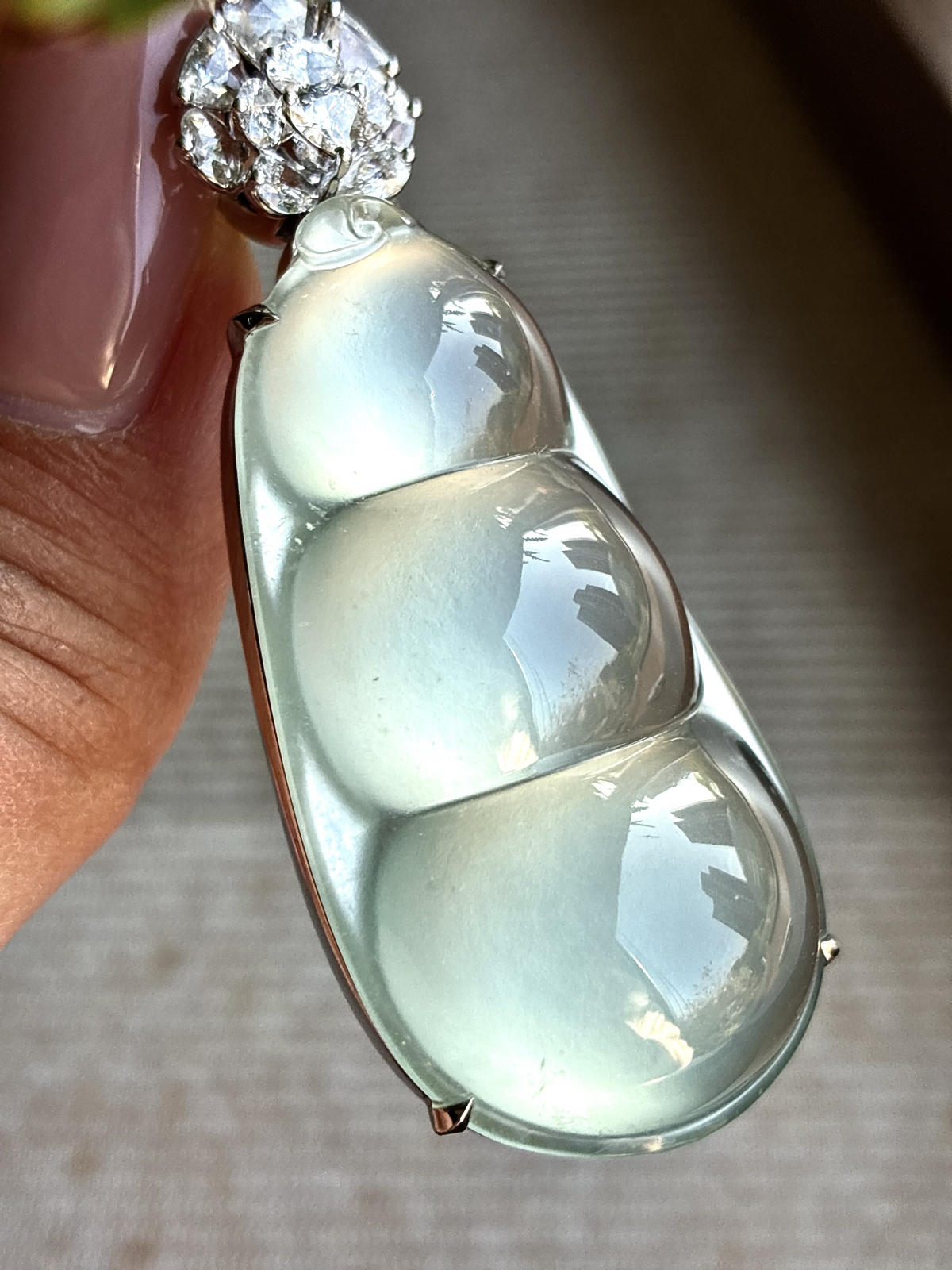 【镶嵌】🫧高冰玻璃种豆子福豆吊坠  
【说明】缅料 18k金镶嵌 性价比高  
【整体】54-22.7-14.7
【裸石】43.2-22.7-10.5


•玻璃凝福豆，冰透蕴清光