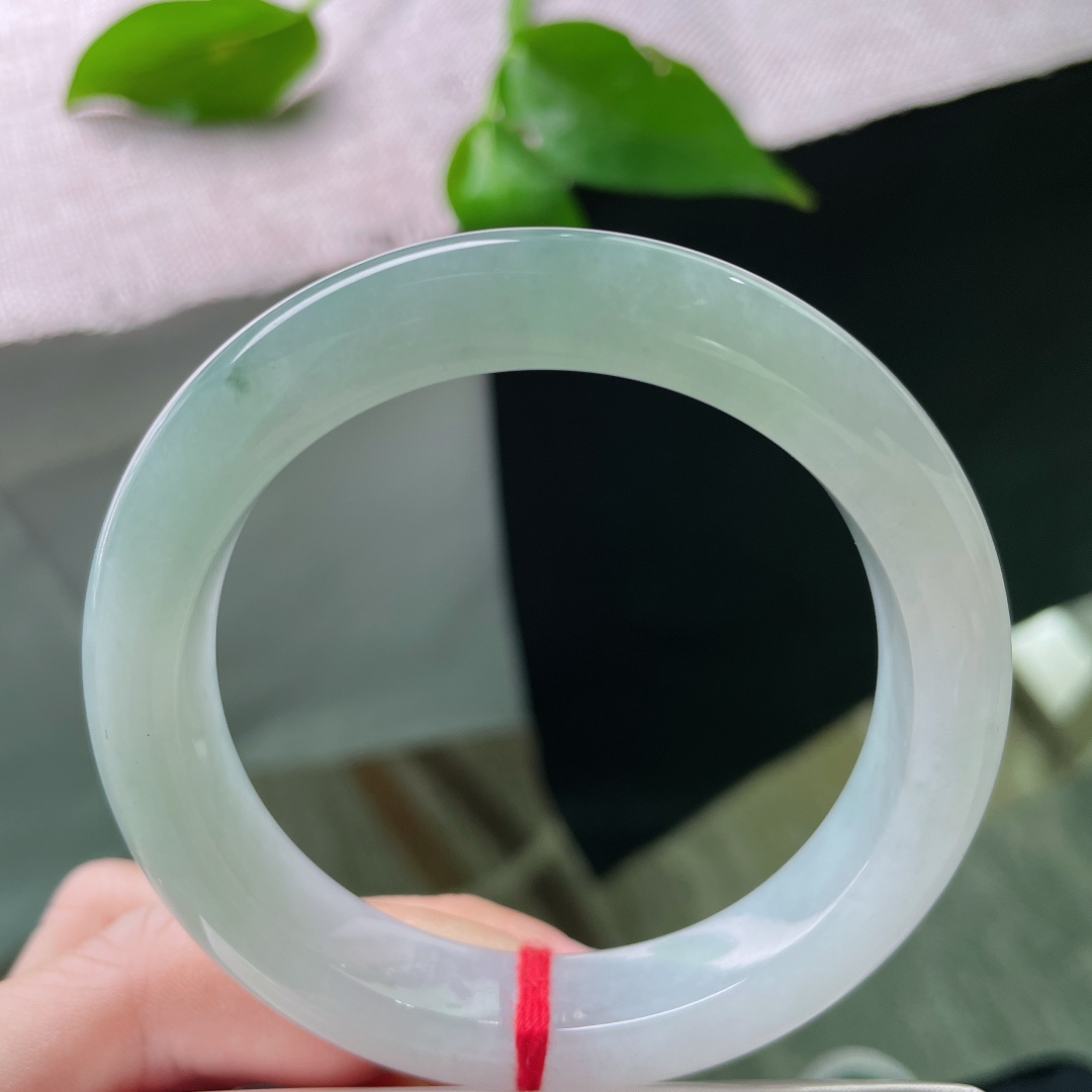 55.9/11.4/9.2，淡蓝底正圈，颜色由浅入深过渡自然，一抹飘花增添韵味，ss48112a