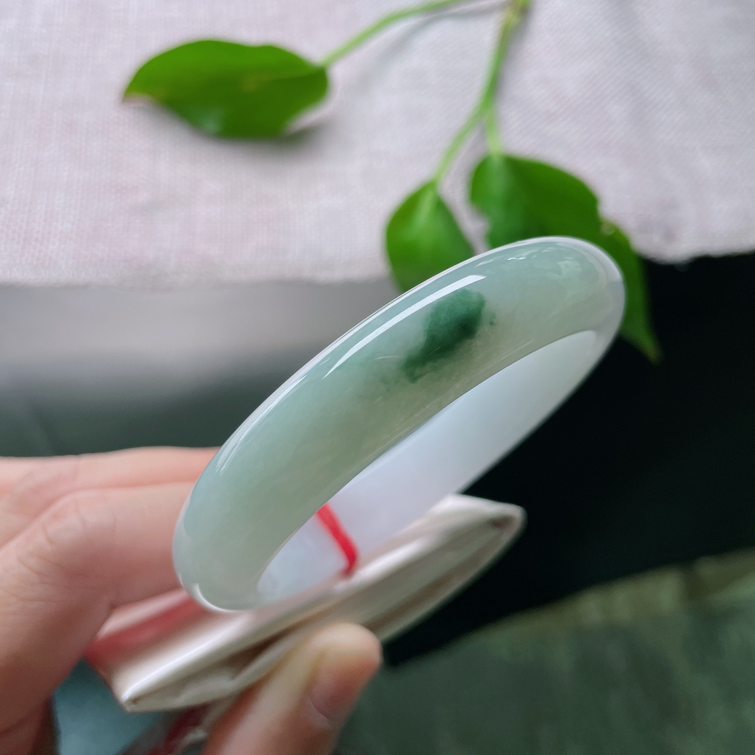 56.5/12.6/8.1，淡绿底正圈，一抹飘花点缀，摇曳生姿，灵动飘逸。，ss48657a