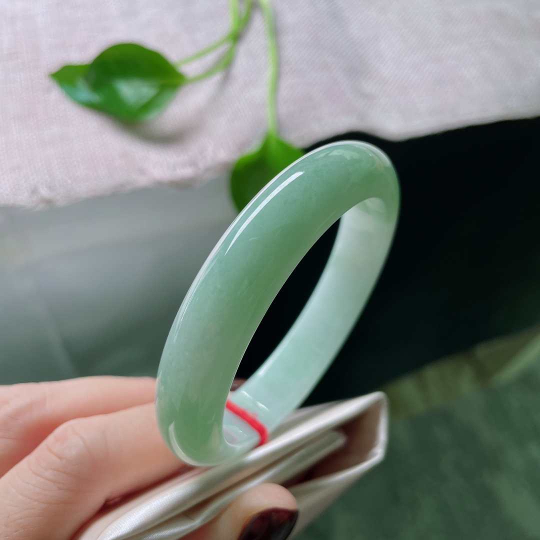 55/12.1/8.1绿底正圈，水润细腻，清雅，温柔大方，ss47981a