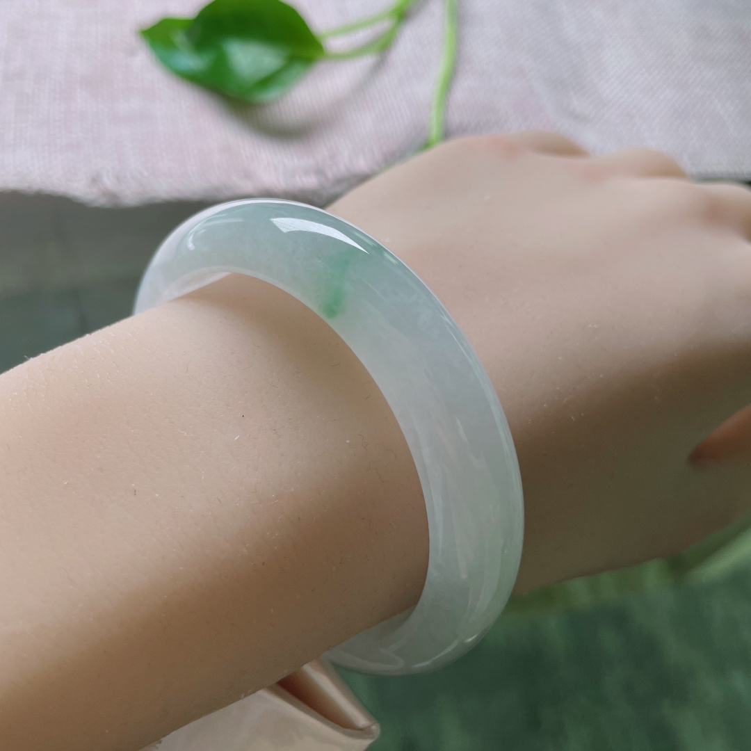 52.3/12/7.5，白底正圈，俏色点缀，腕间一抹春风绿，清澈了时光。整体，ss50054a