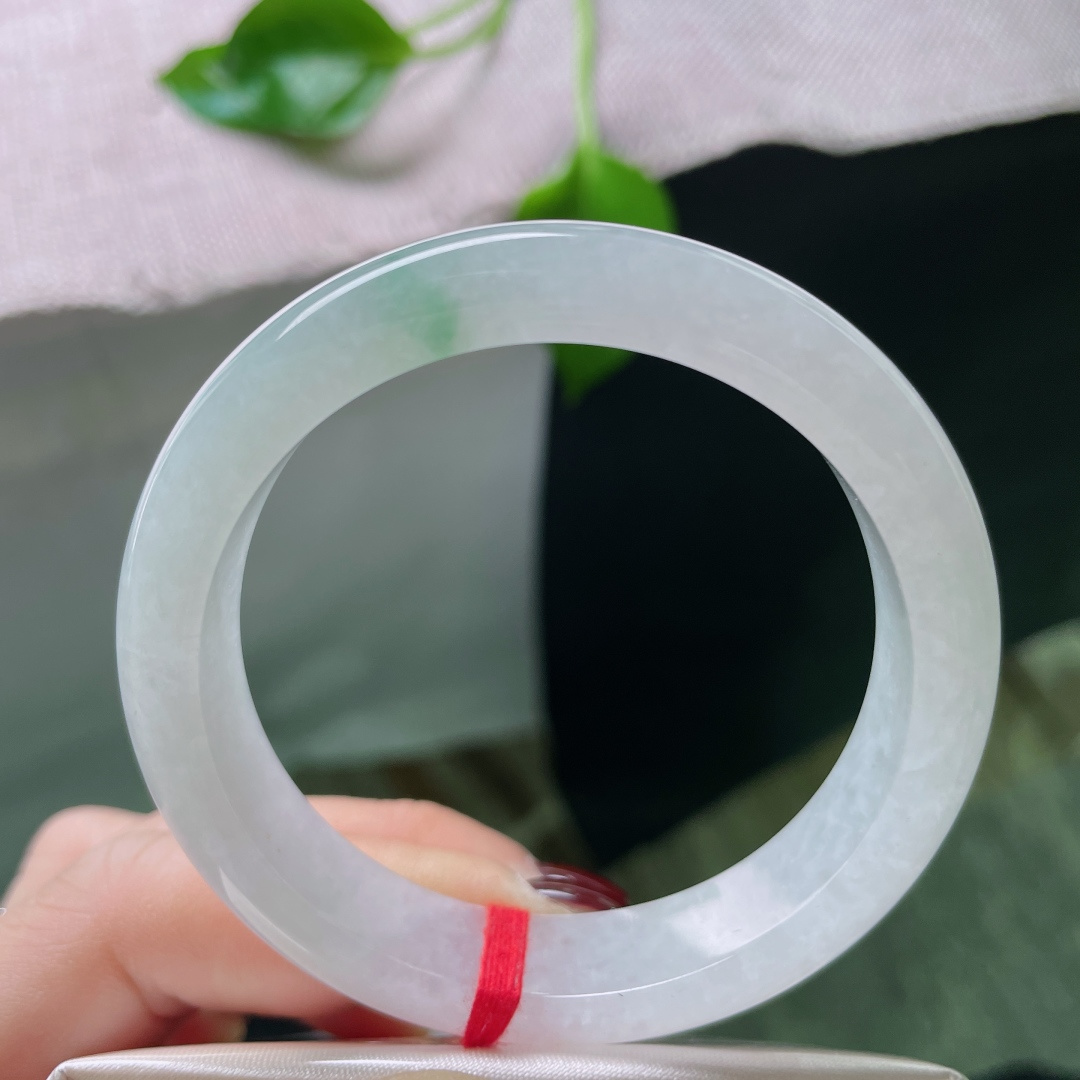 52.3/12/7.5，白底正圈，俏色点缀，腕间一抹春风绿，清澈了时光。整体，ss50054a