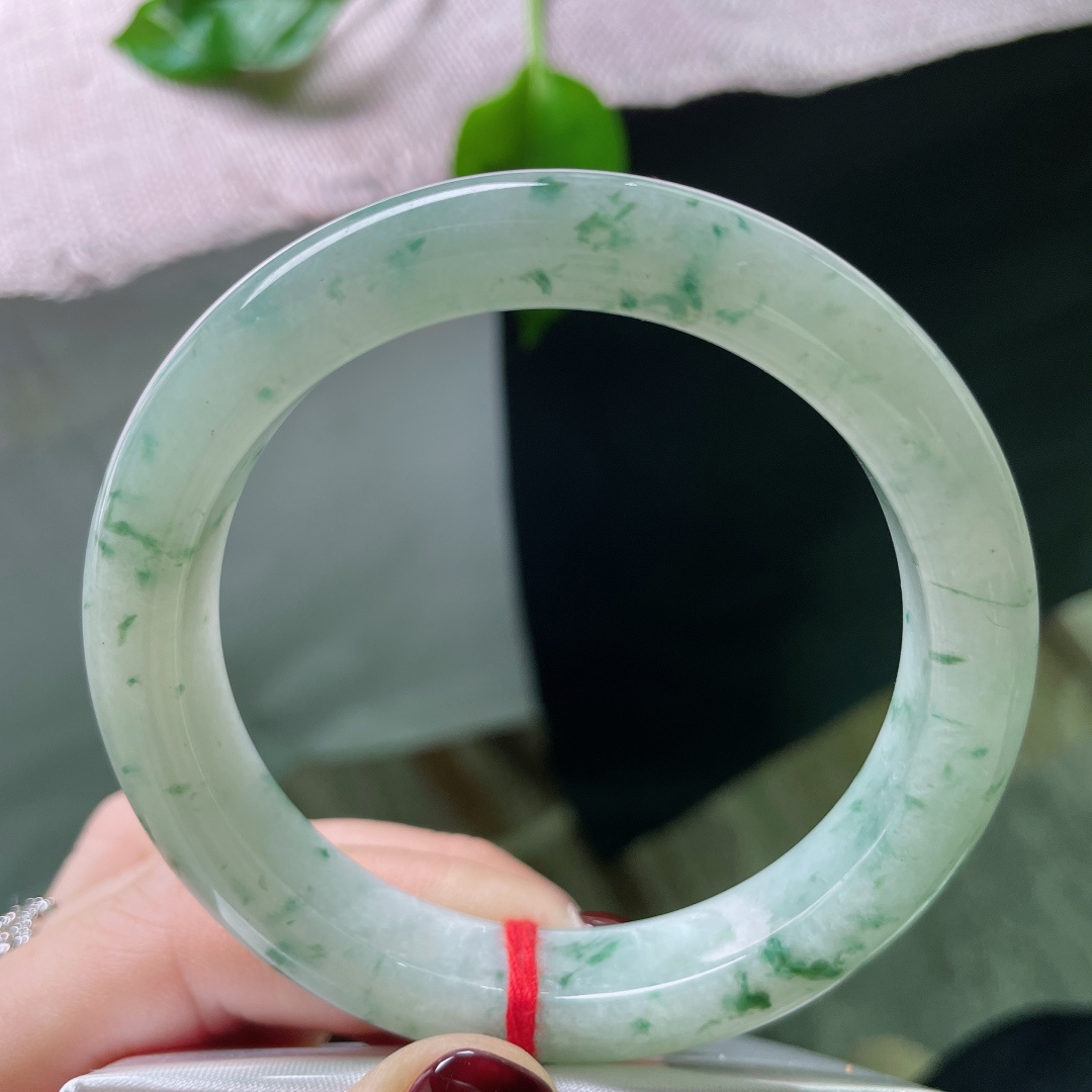 56.9/11.8/8.7，飘花正圈，水润细腻，种老，腕间藏山河，一镯醉流光。，ss50039a