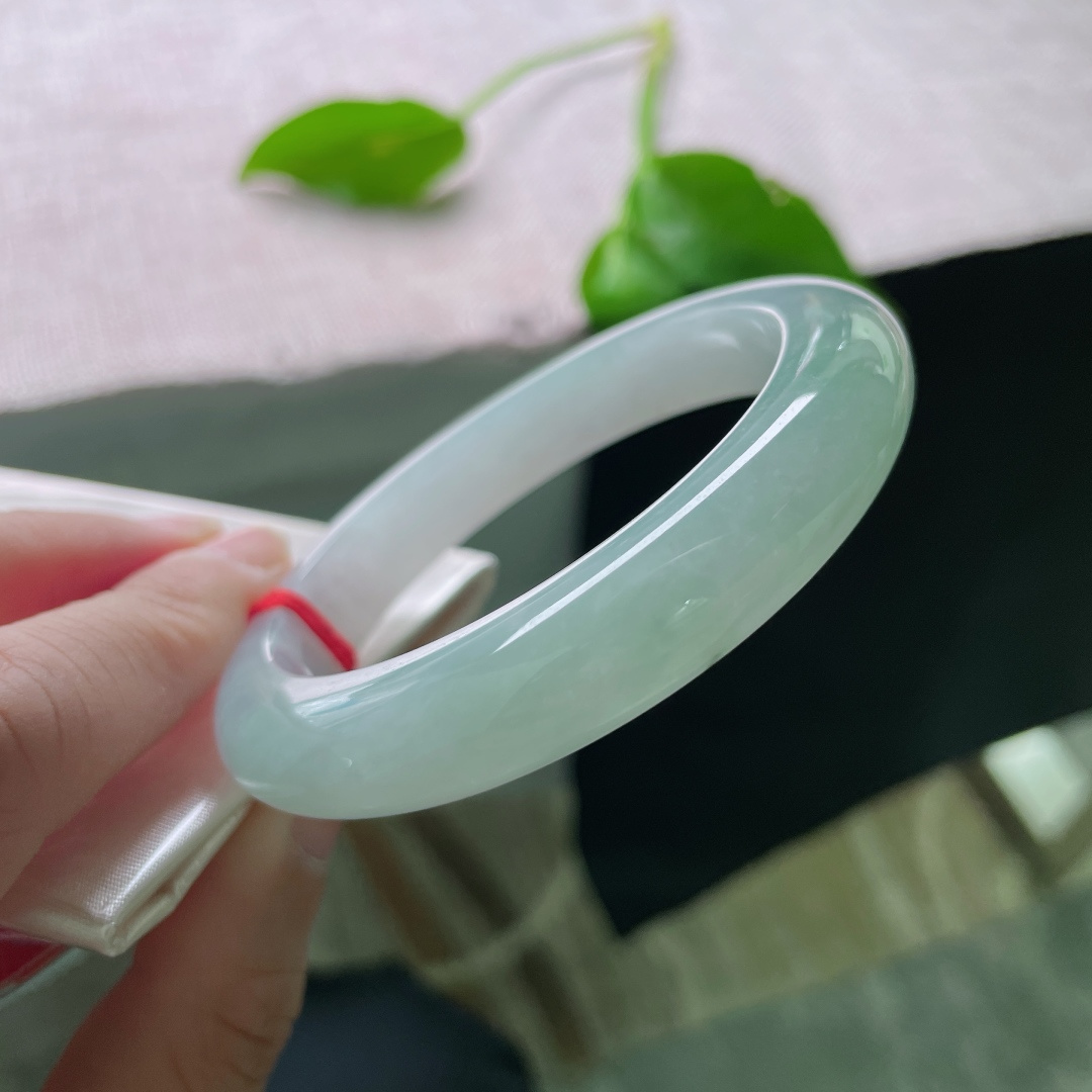 55.9/11.4/9.2，淡蓝底正圈，颜色由浅入深过渡自然，一抹飘花增添韵味，ss48112a