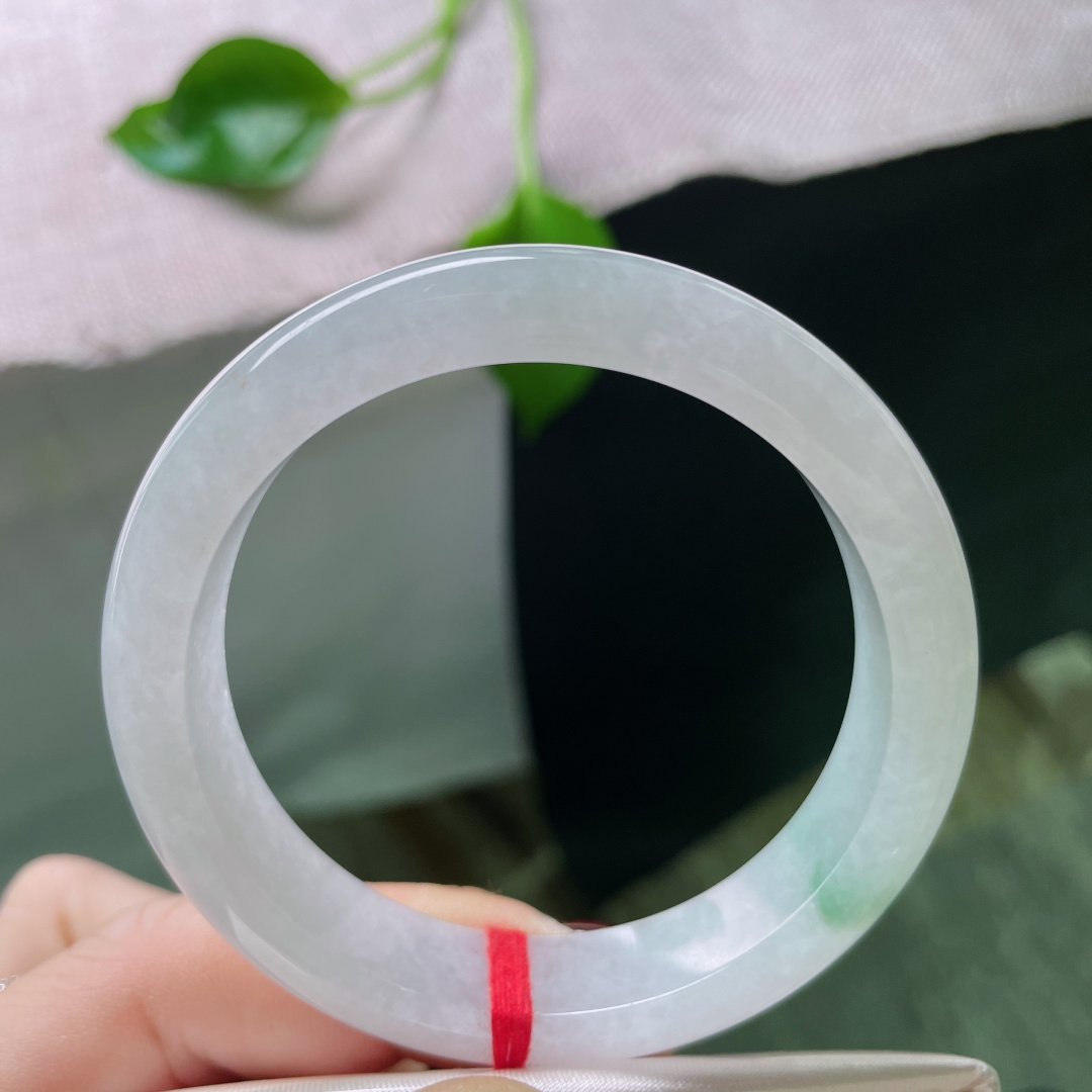 52.3/12/7.5，白底正圈，俏色点缀，腕间一抹春风绿，清澈了时光。整体，ss50054a