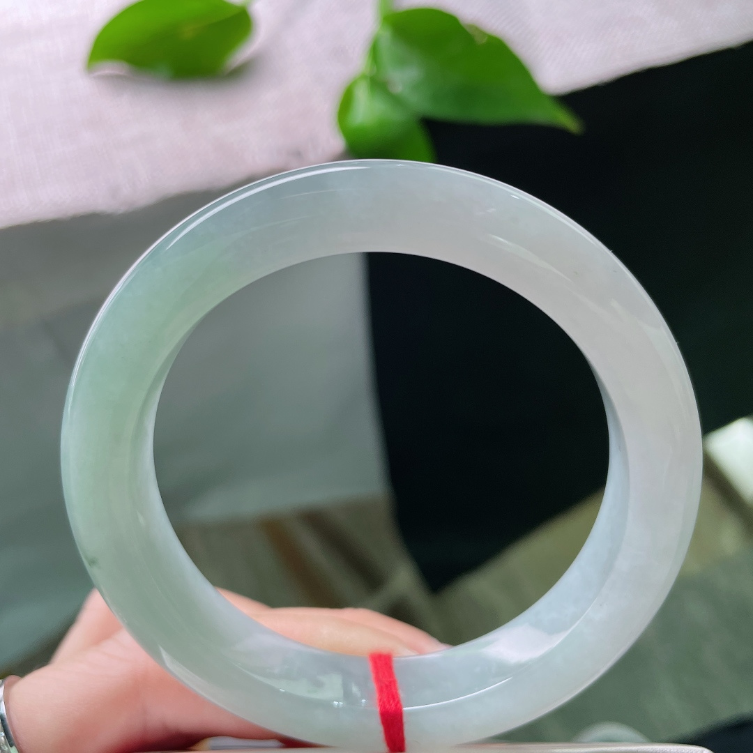 55.9/11.4/9.2，淡蓝底正圈，颜色由浅入深过渡自然，一抹飘花增添韵味，ss48112a