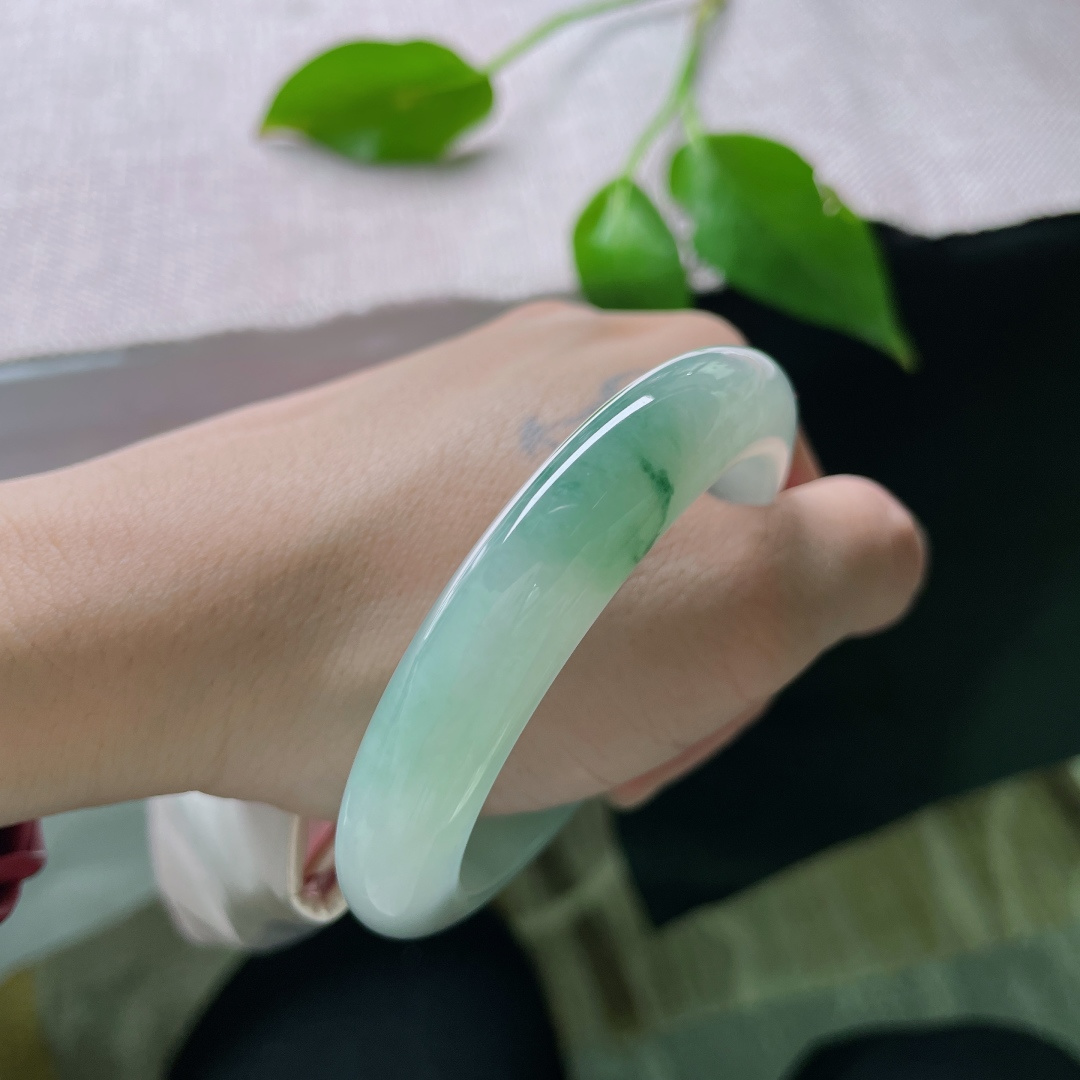 53.5/11.7/8.9，飘花正圈，水润细腻，种老，一抹飘花，清逸入玉，静雅自成风骨。，ss49753a