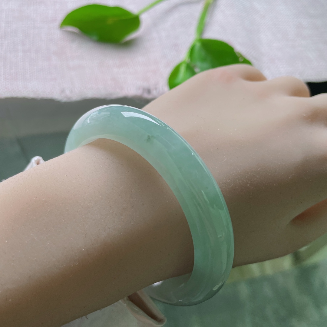 55.9/11.4/9.2，淡蓝底正圈，颜色由浅入深过渡自然，一抹飘花增添韵味，ss48112a